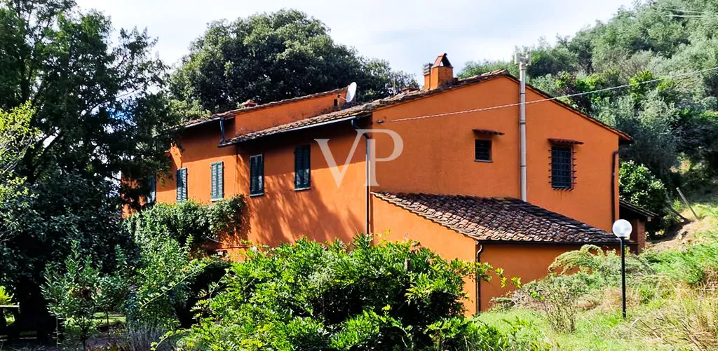 Tenuta storica con vista mare e 8 ettari di terreno – fascino toscano nei pressi di Pisa