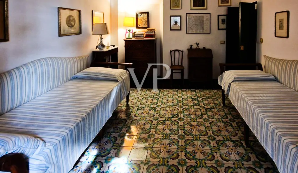 Tenuta storica con vista mare e 8 ettari di terreno – fascino toscano nei pressi di Pisa