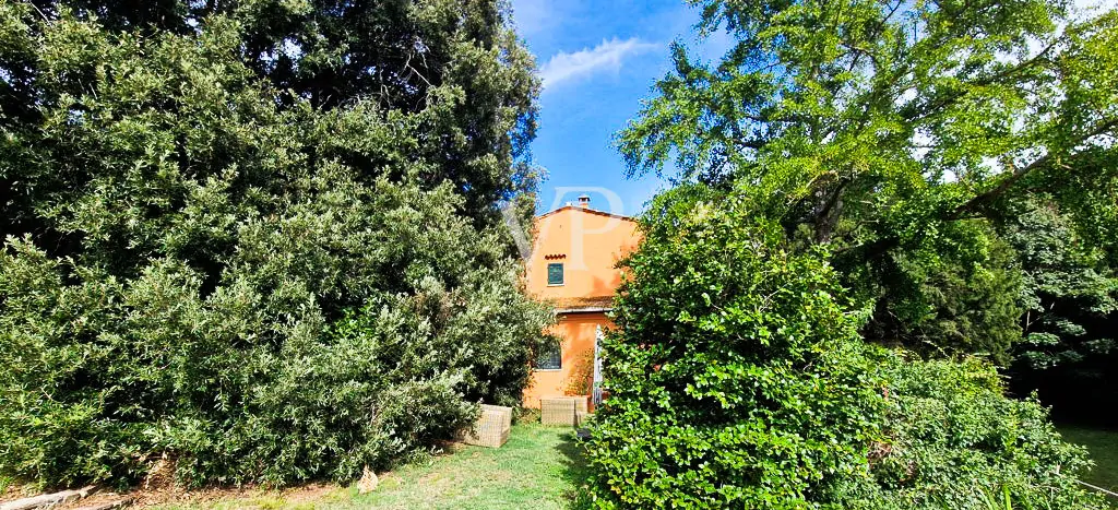 Tenuta storica con vista mare e 8 ettari di terreno – fascino toscano nei pressi di Pisa