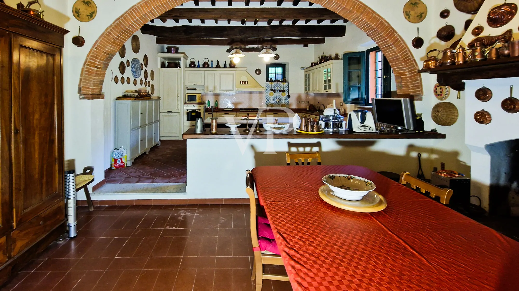 Tenuta storica con vista mare e 8 ettari di terreno – fascino toscano nei pressi di Pisa