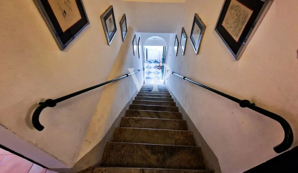 Tenuta storica con vista mare e 8 ettari di terreno – fascino toscano nei pressi di Pisa