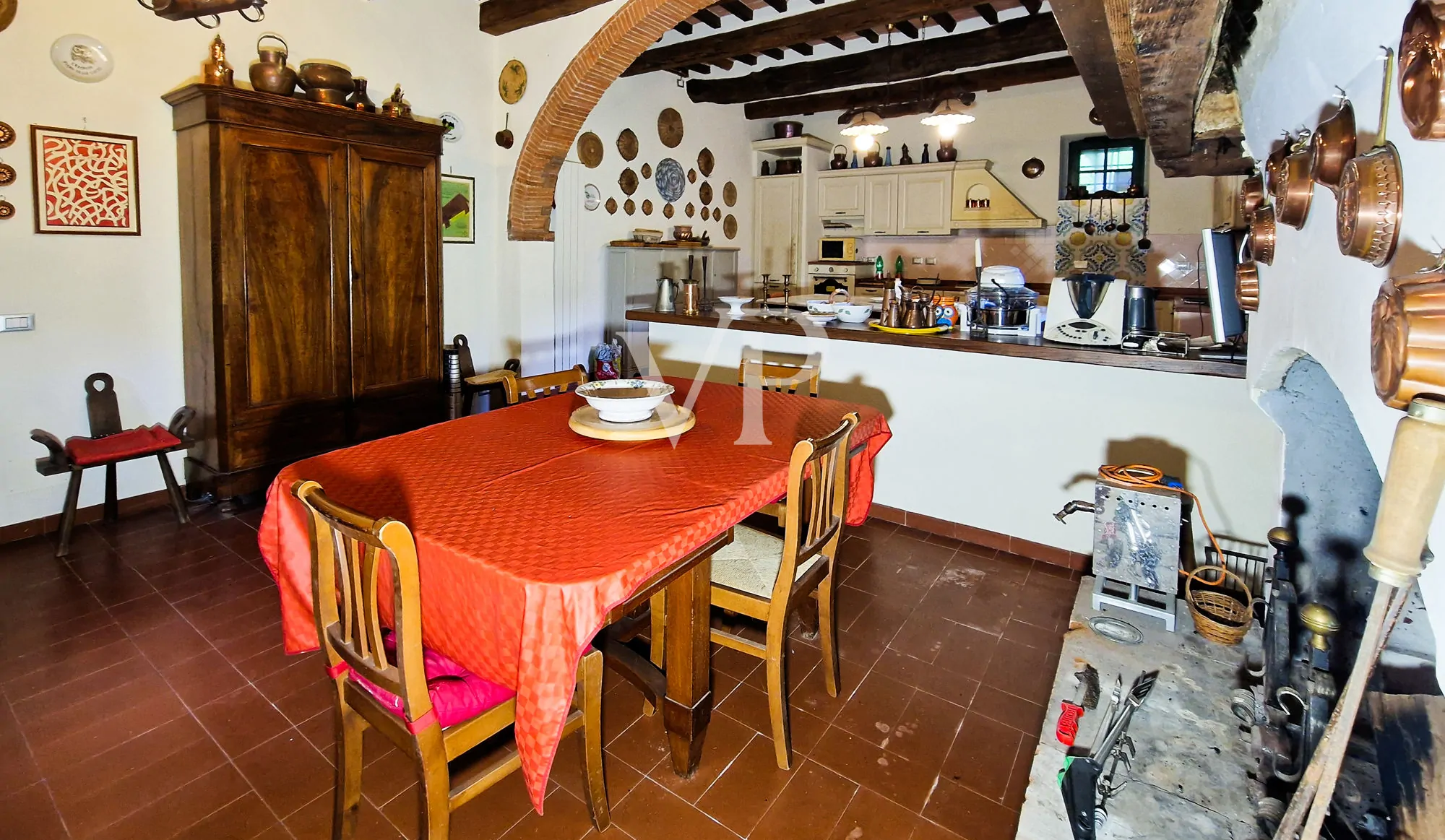 Tenuta storica con vista mare e 8 ettari di terreno – fascino toscano nei pressi di Pisa