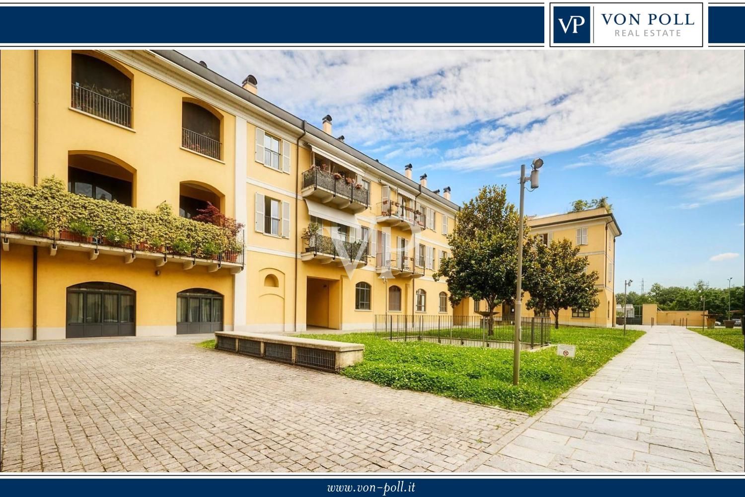 Elegante Appartamento Bilivello nel Prestigioso Complesso 