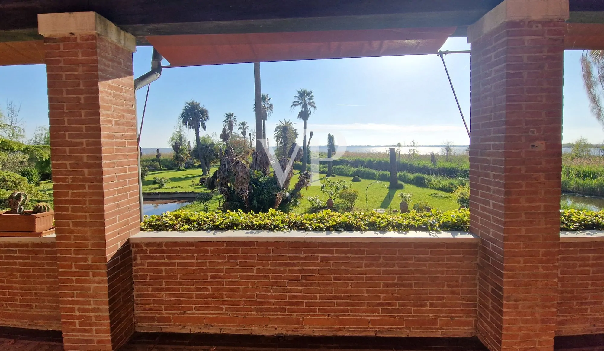 Villa storica con vari edifici annessi sul lago