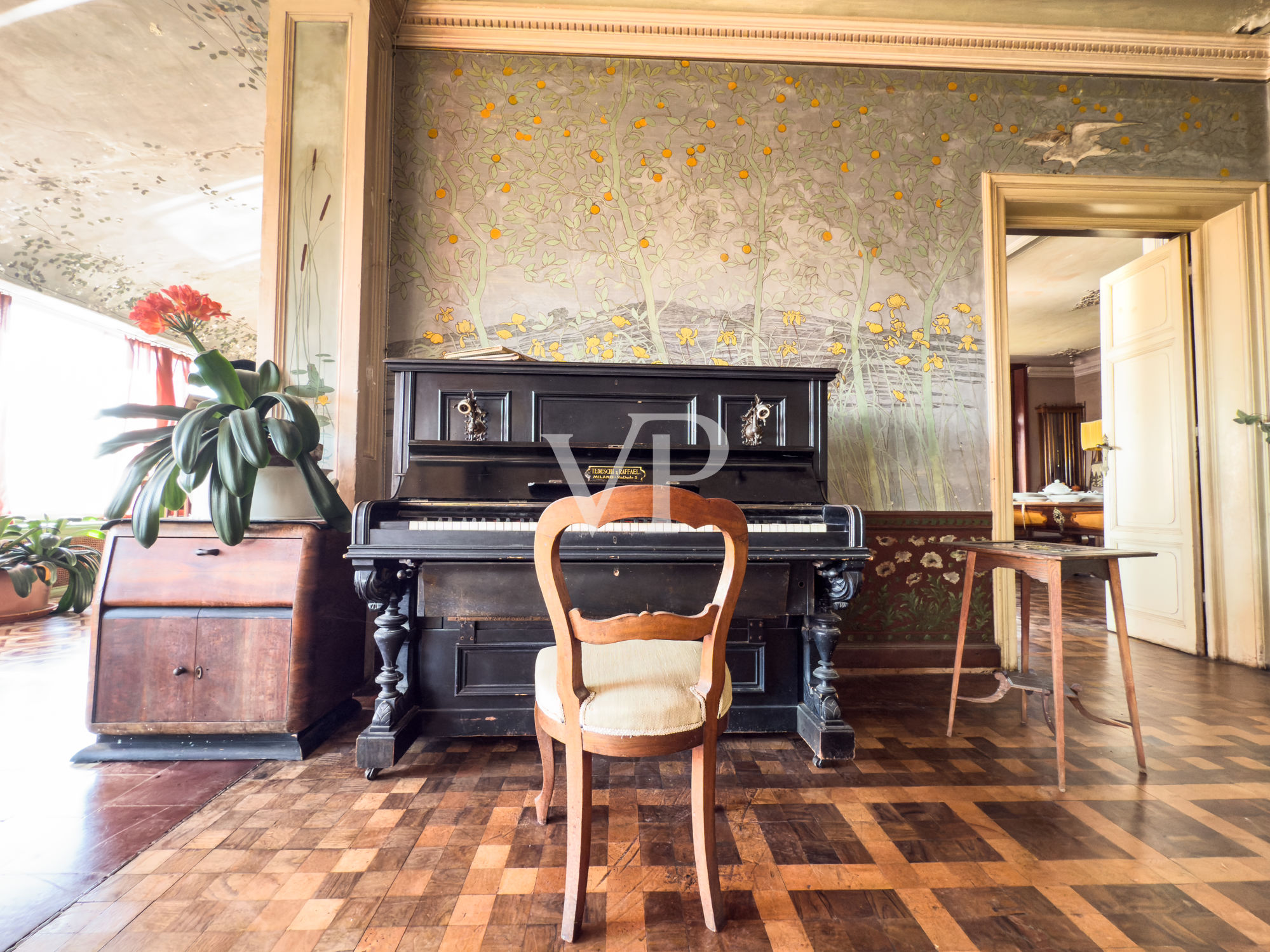 Villa storica con vari edifici annessi sul lago