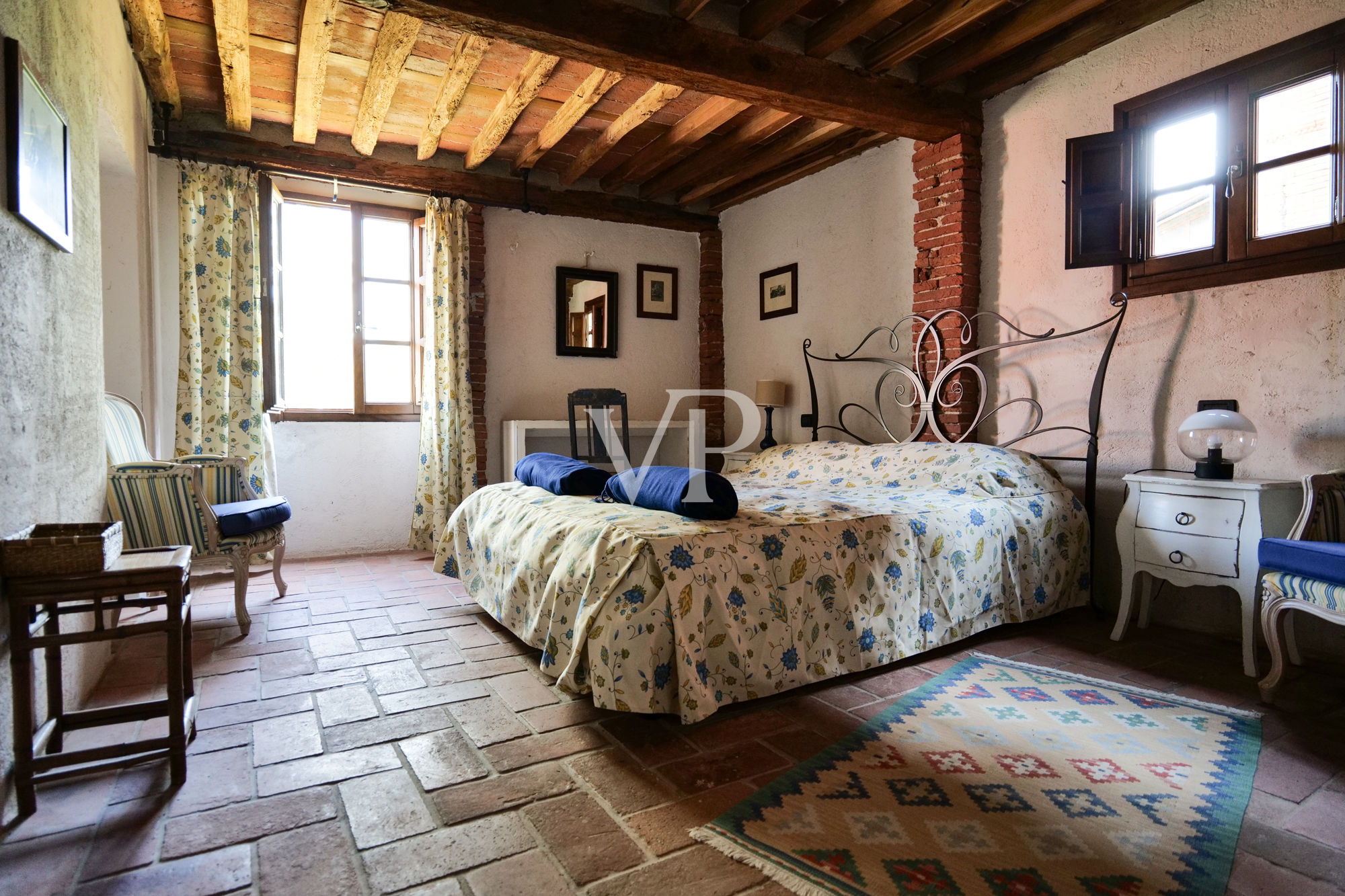 Villa storica con vari edifici annessi sul lago