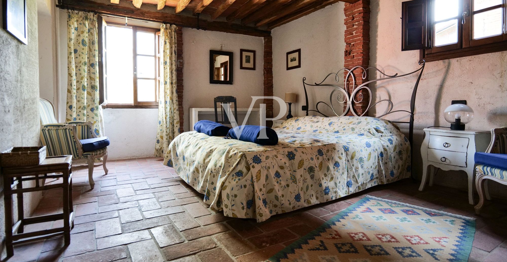 Historische Villa mit mehreren Nebengebäuden am See