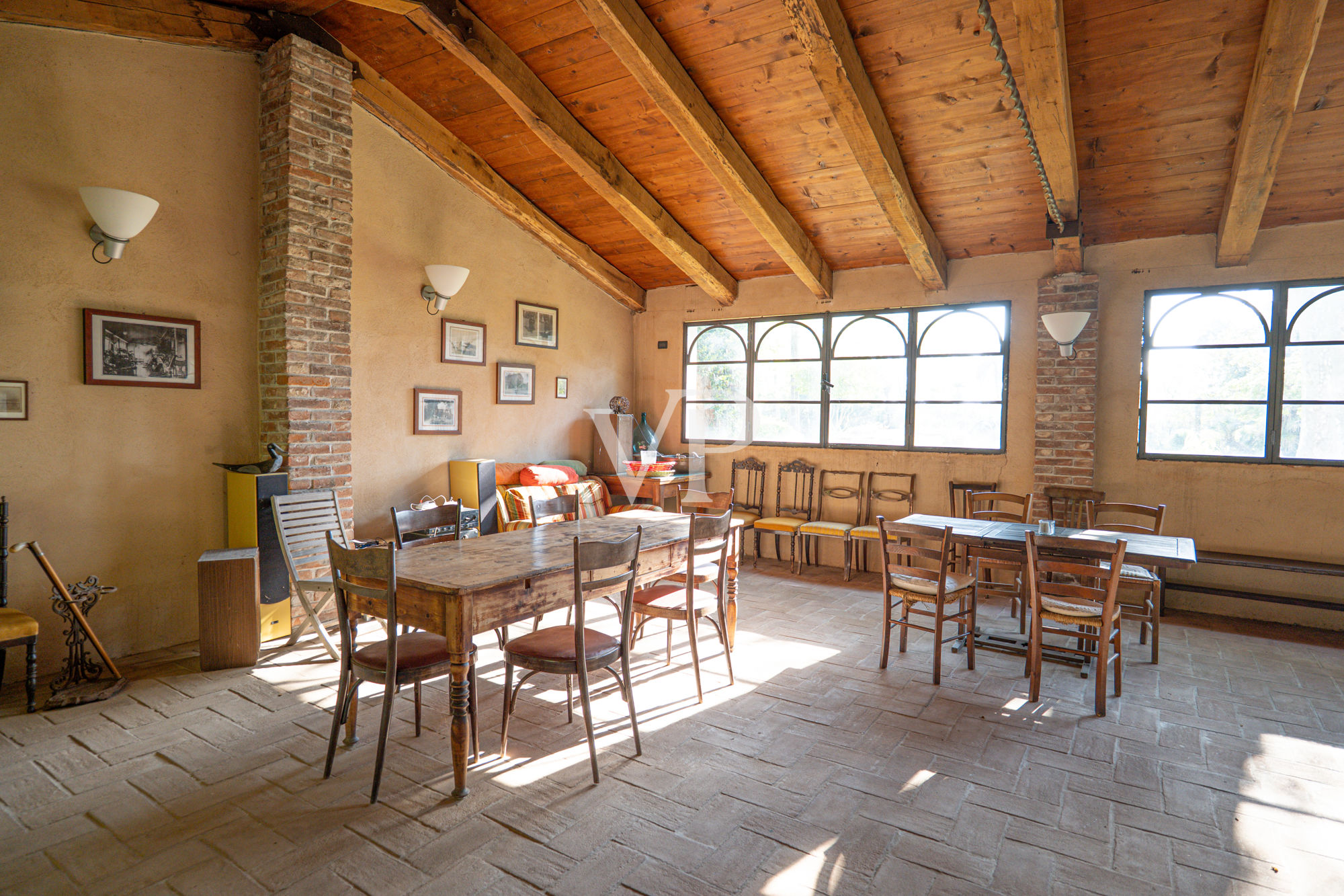 Villa storica con vari edifici annessi sul lago