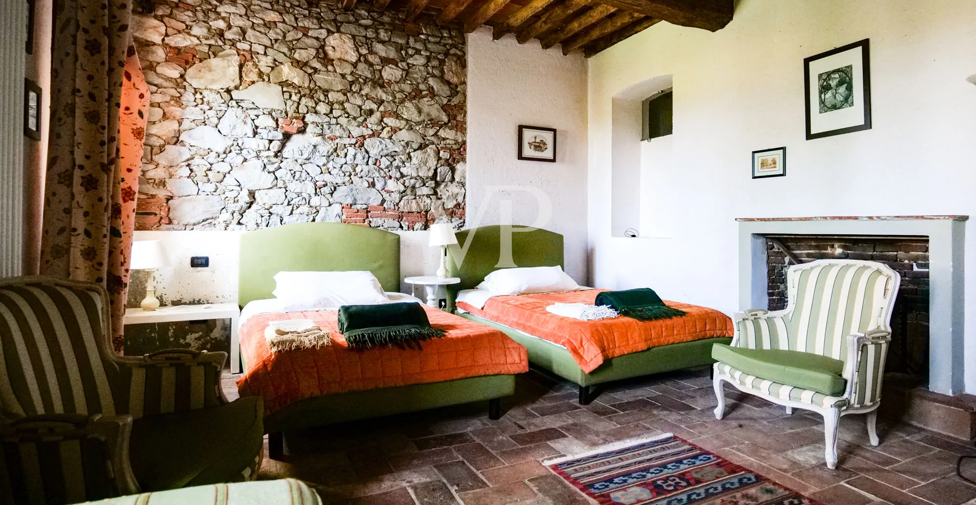 Villa storica con vari edifici annessi sul lago