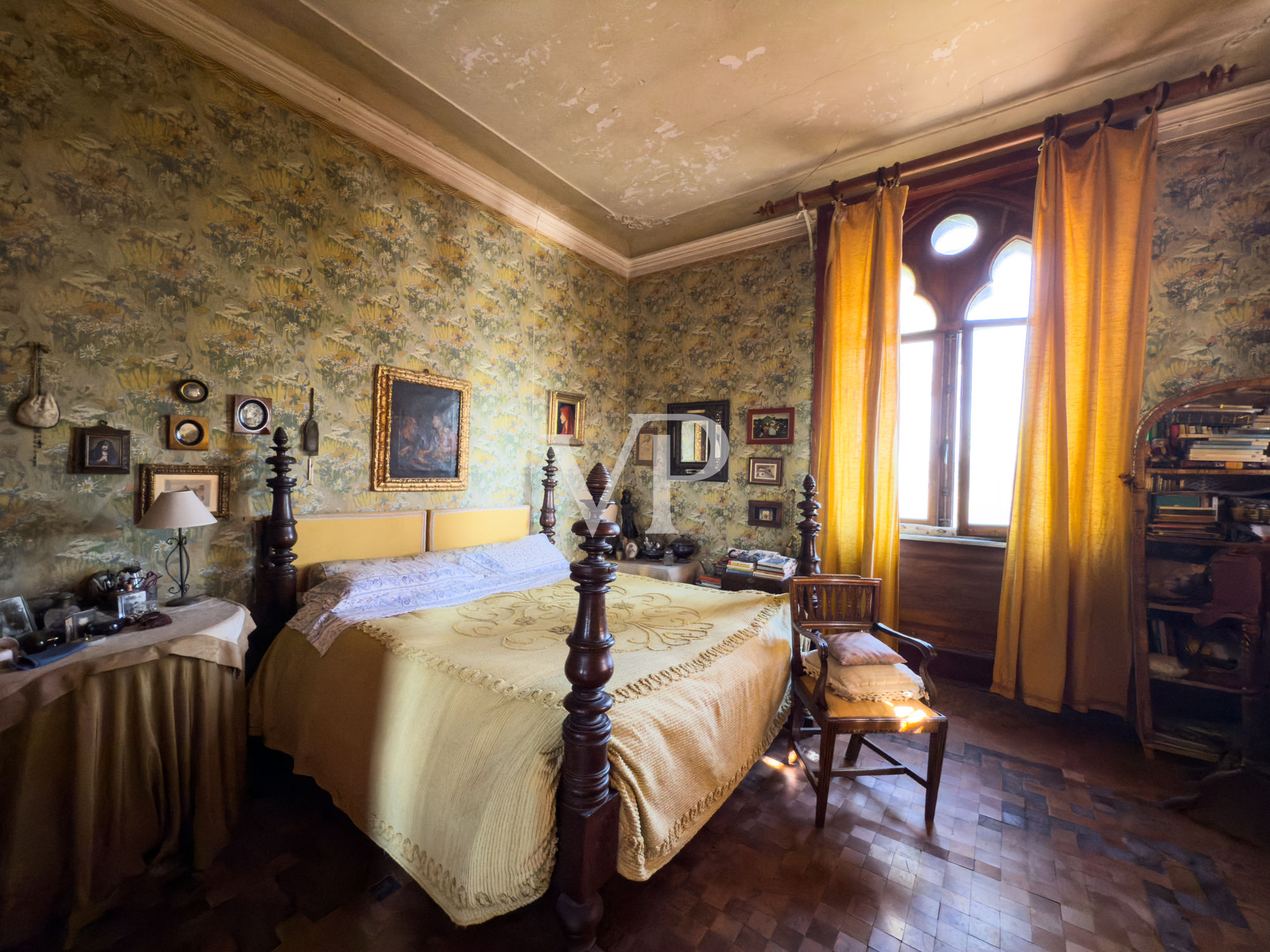 Villa storica con vari edifici annessi sul lago