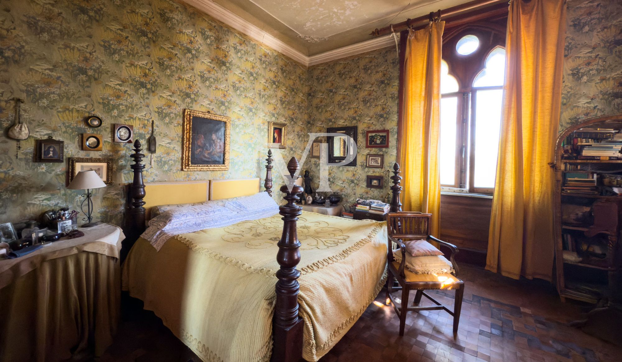 Historische Villa mit mehreren Nebengebäuden am See