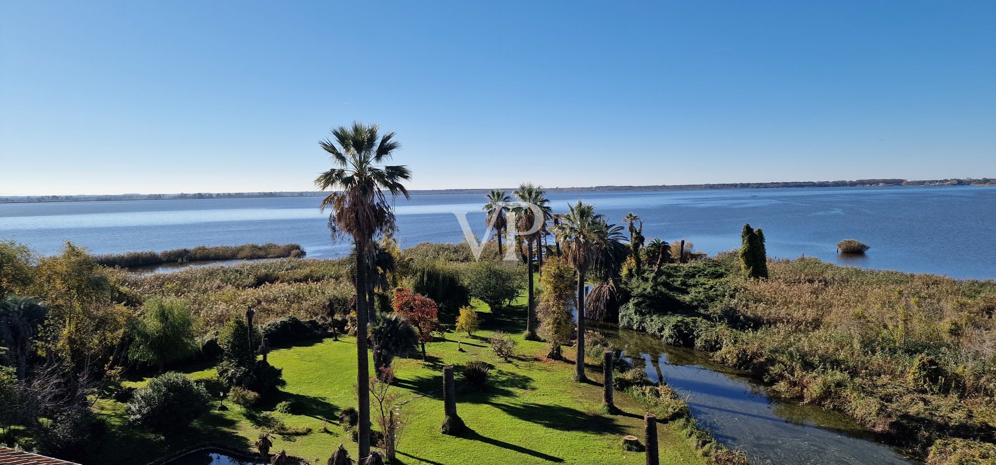 Villa storica con vari edifici annessi sul lago