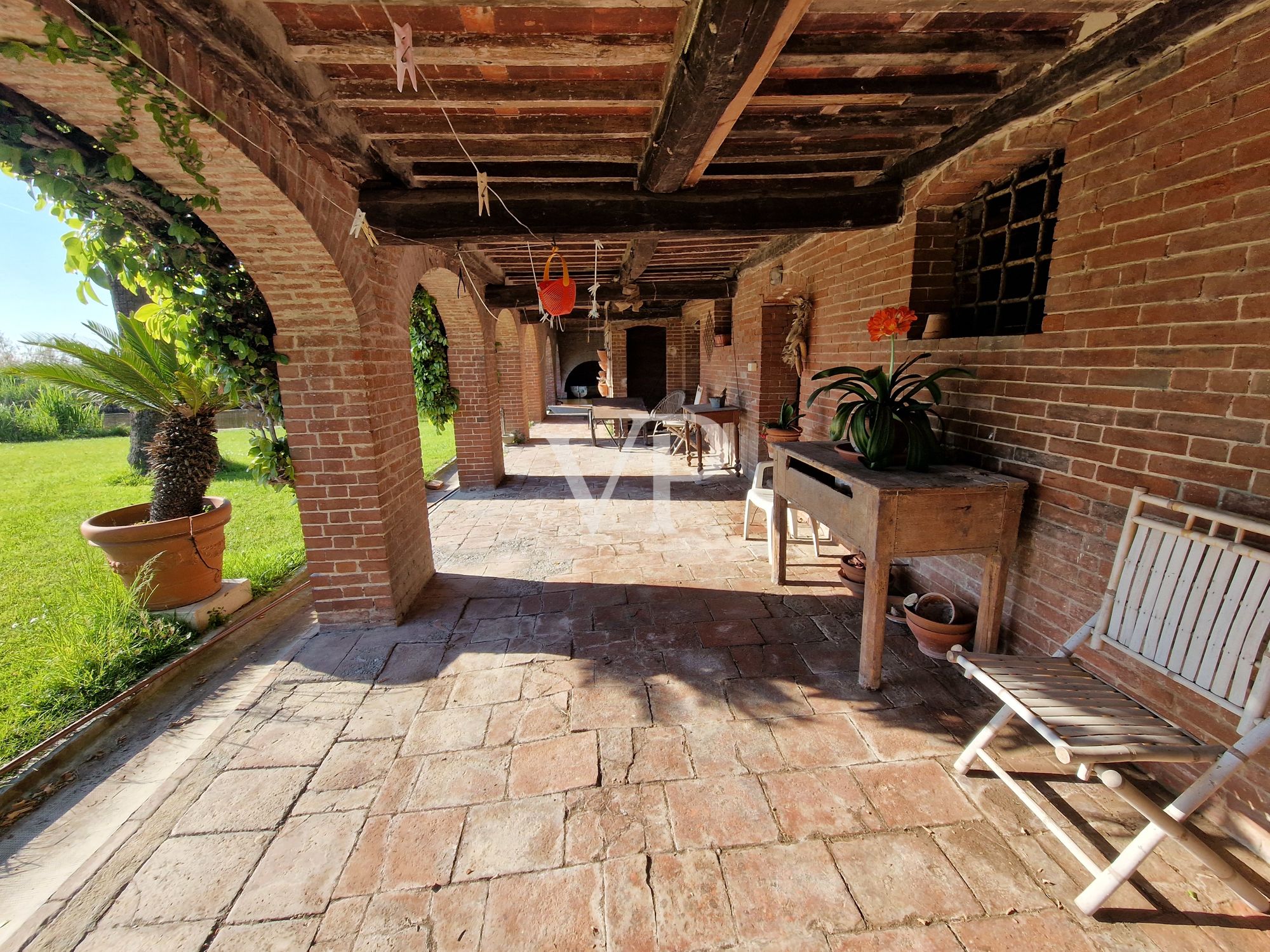 Villa storica con vari edifici annessi sul lago