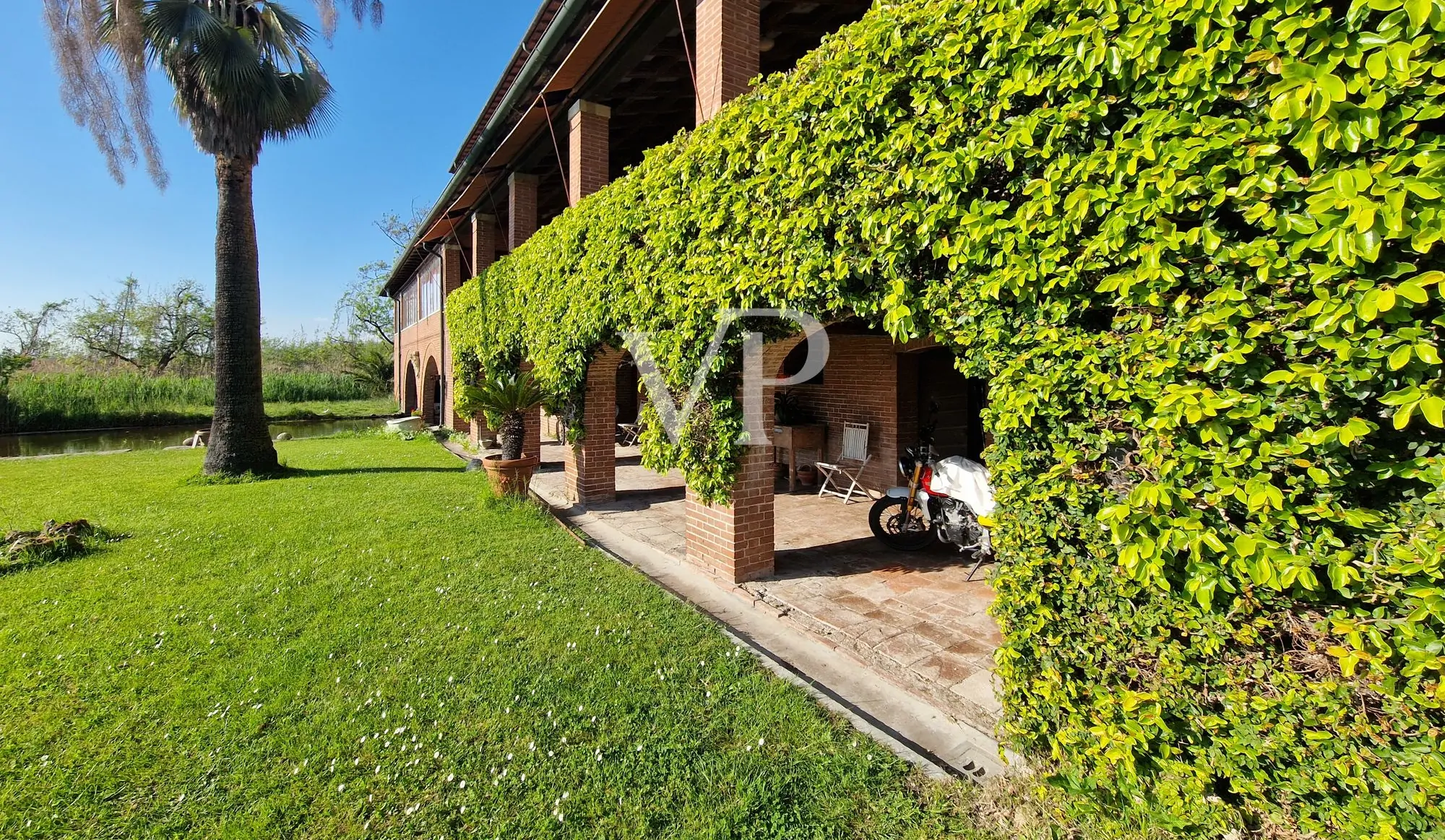 Villa storica con vari edifici annessi sul lago