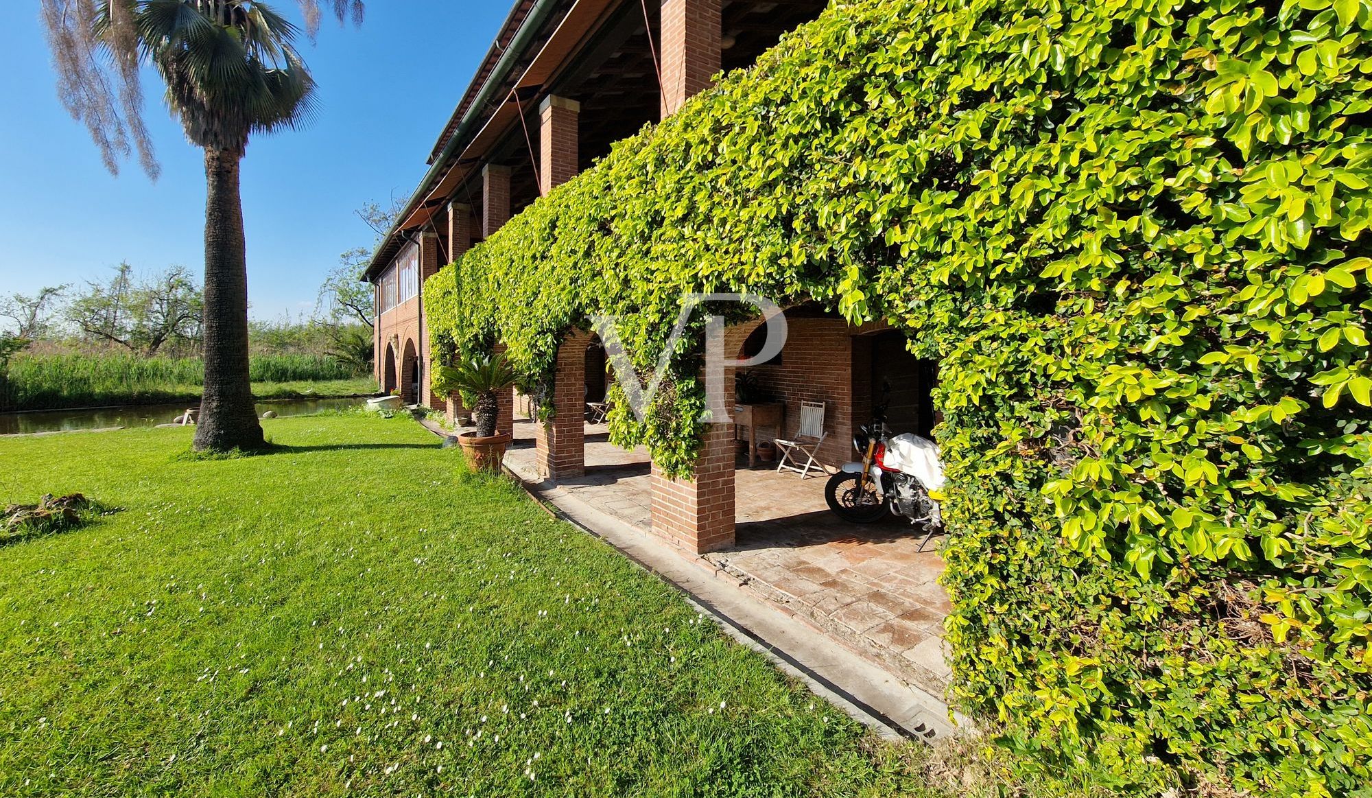 Historische Villa mit mehreren Nebengebäuden am See