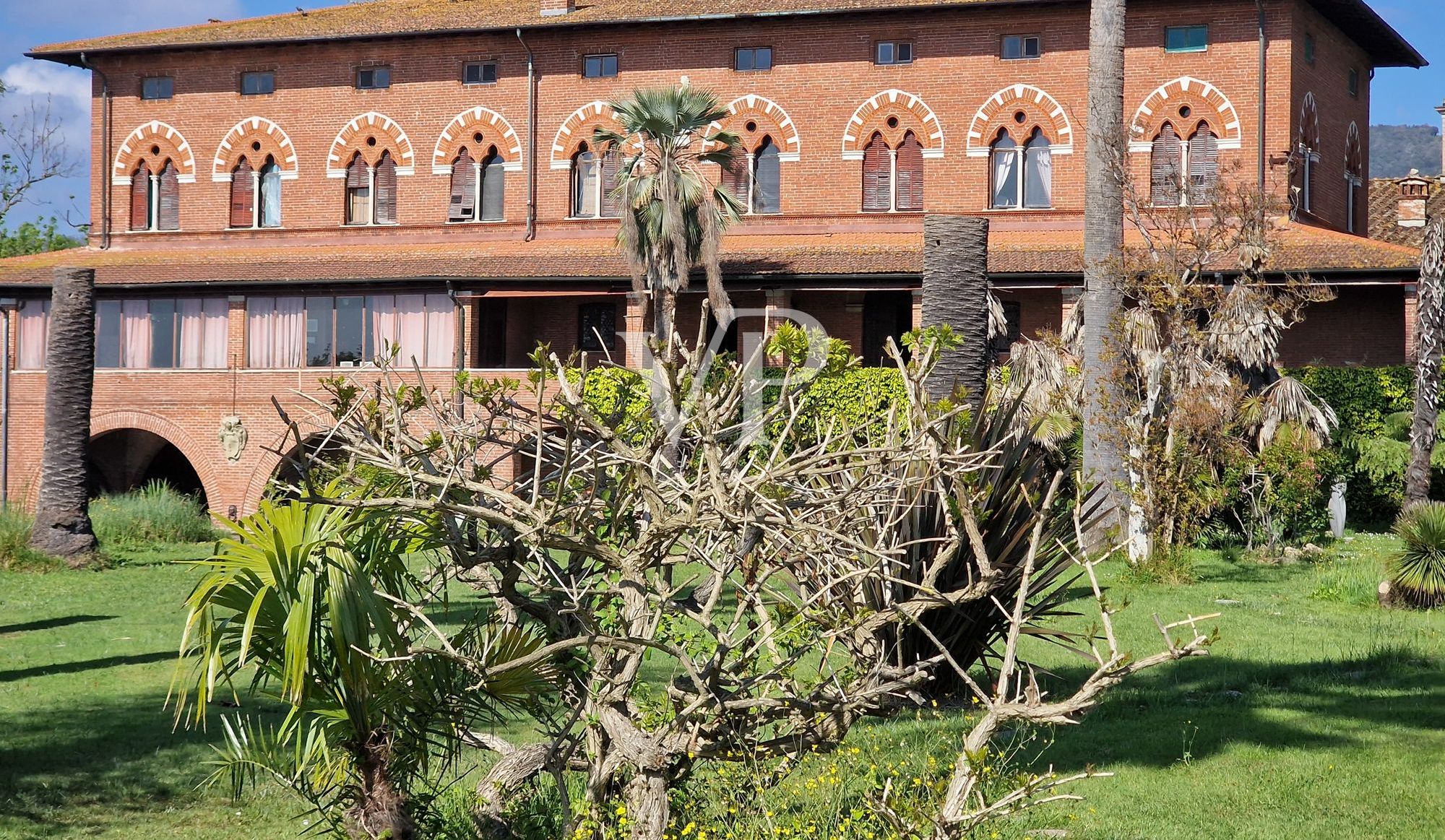 Historische Villa mit mehreren Nebengebäuden am See