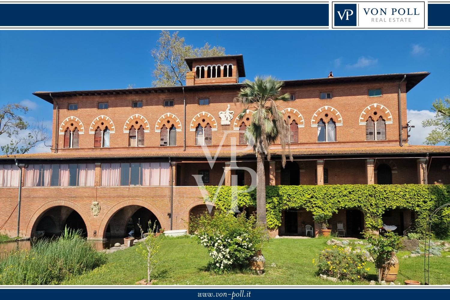 Villa histórica con varias dependencias en el lago