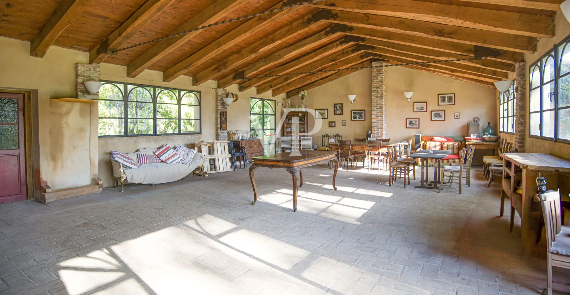 Villa storica con vari edifici annessi sul lago