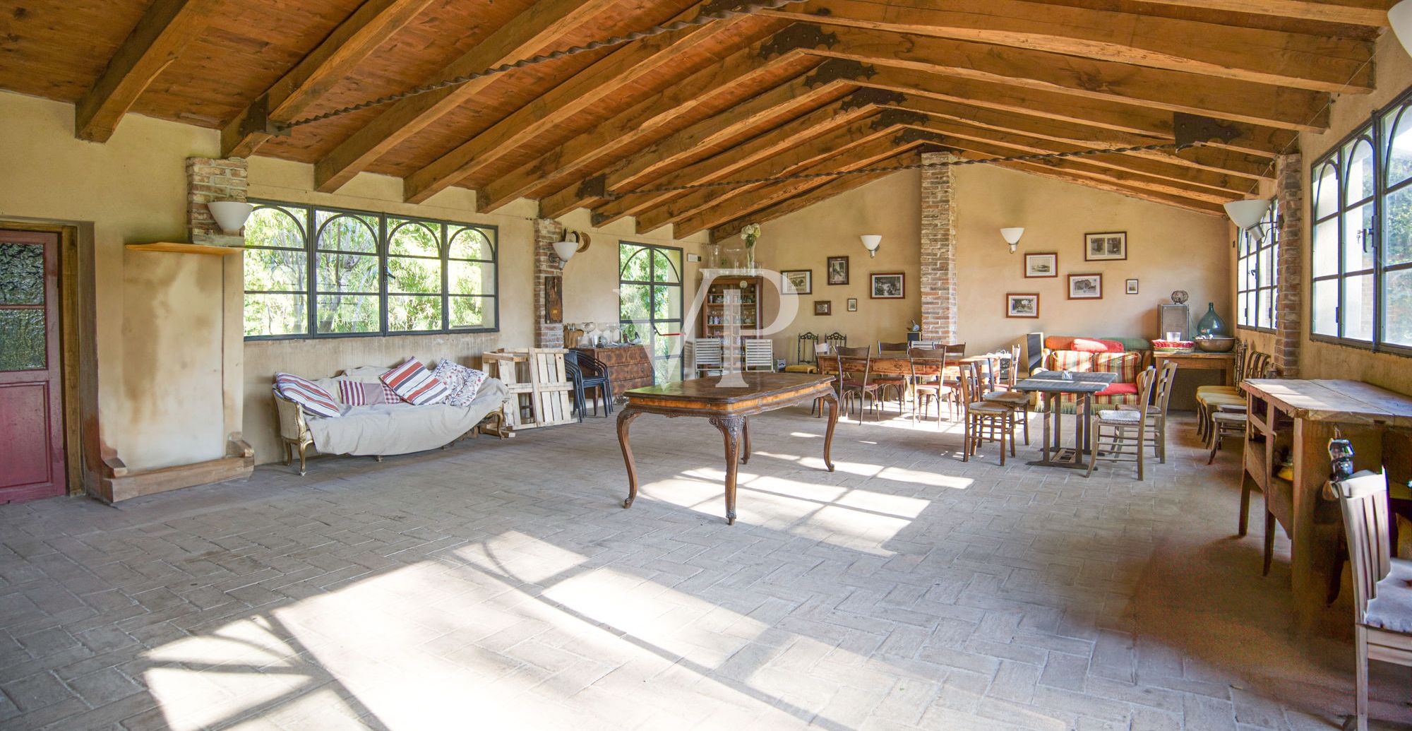 Historische Villa mit mehreren Nebengebäuden am See