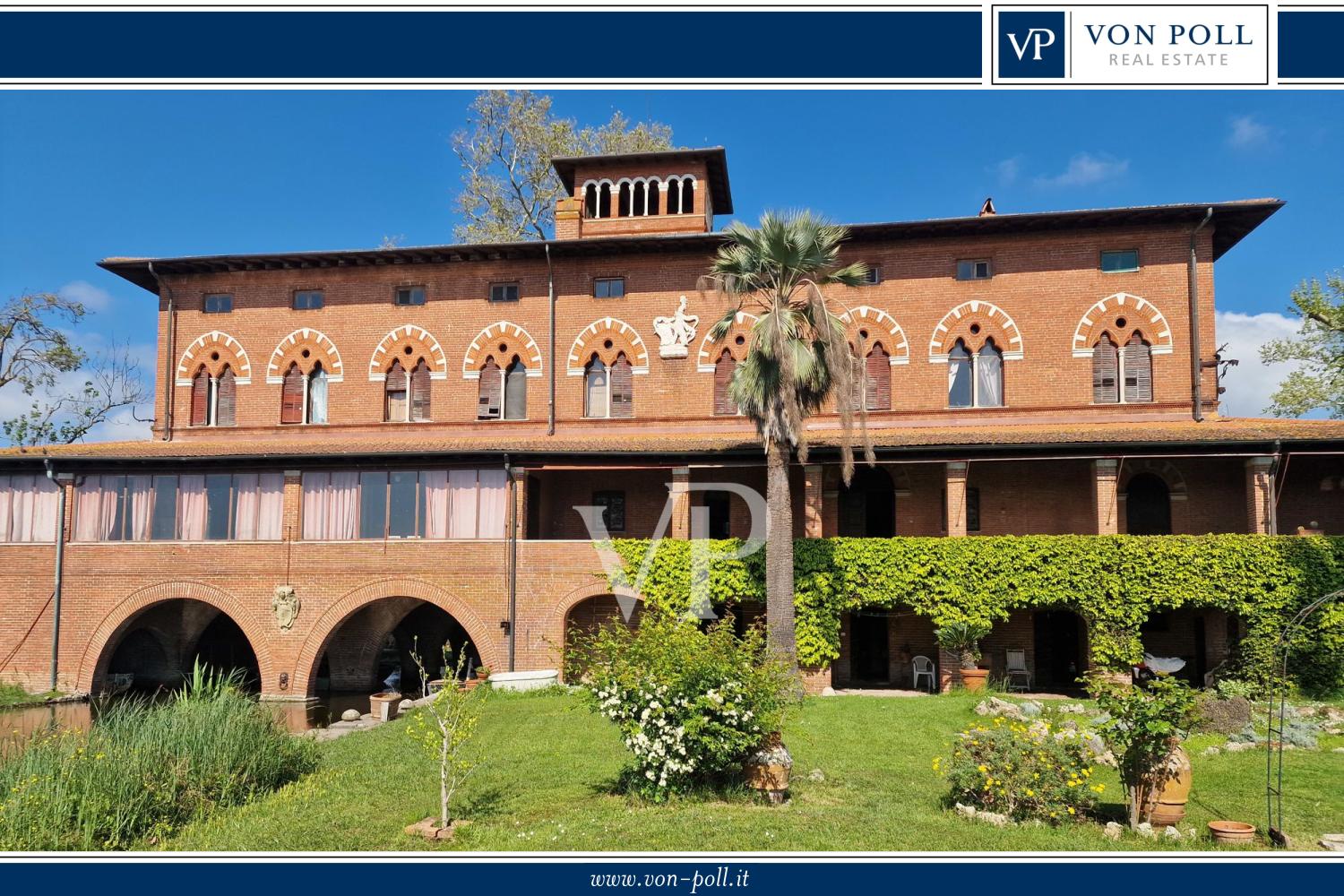 Historische Villa mit mehreren Nebengebäuden am See