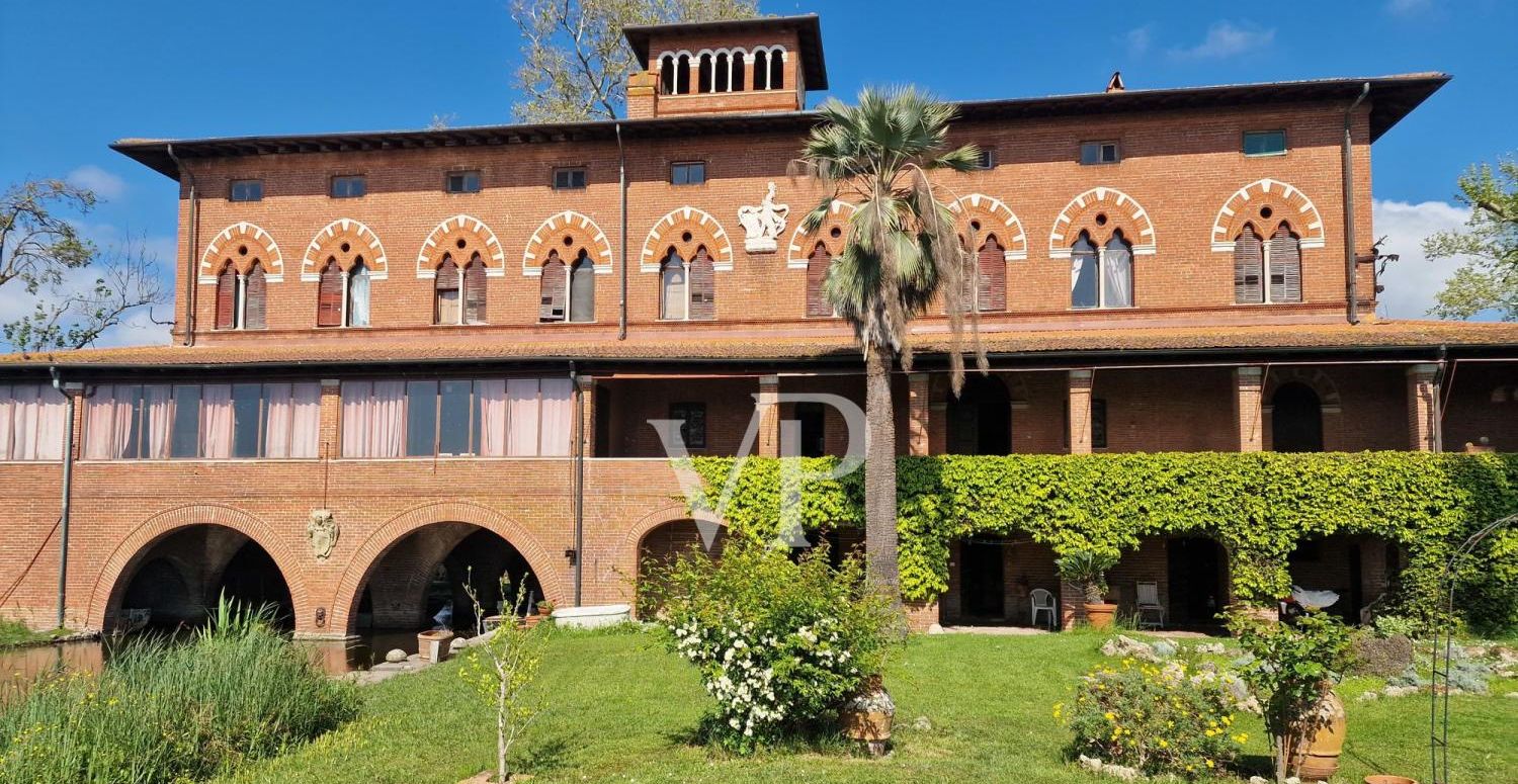 Historische Villa mit mehreren Nebengebäuden am See