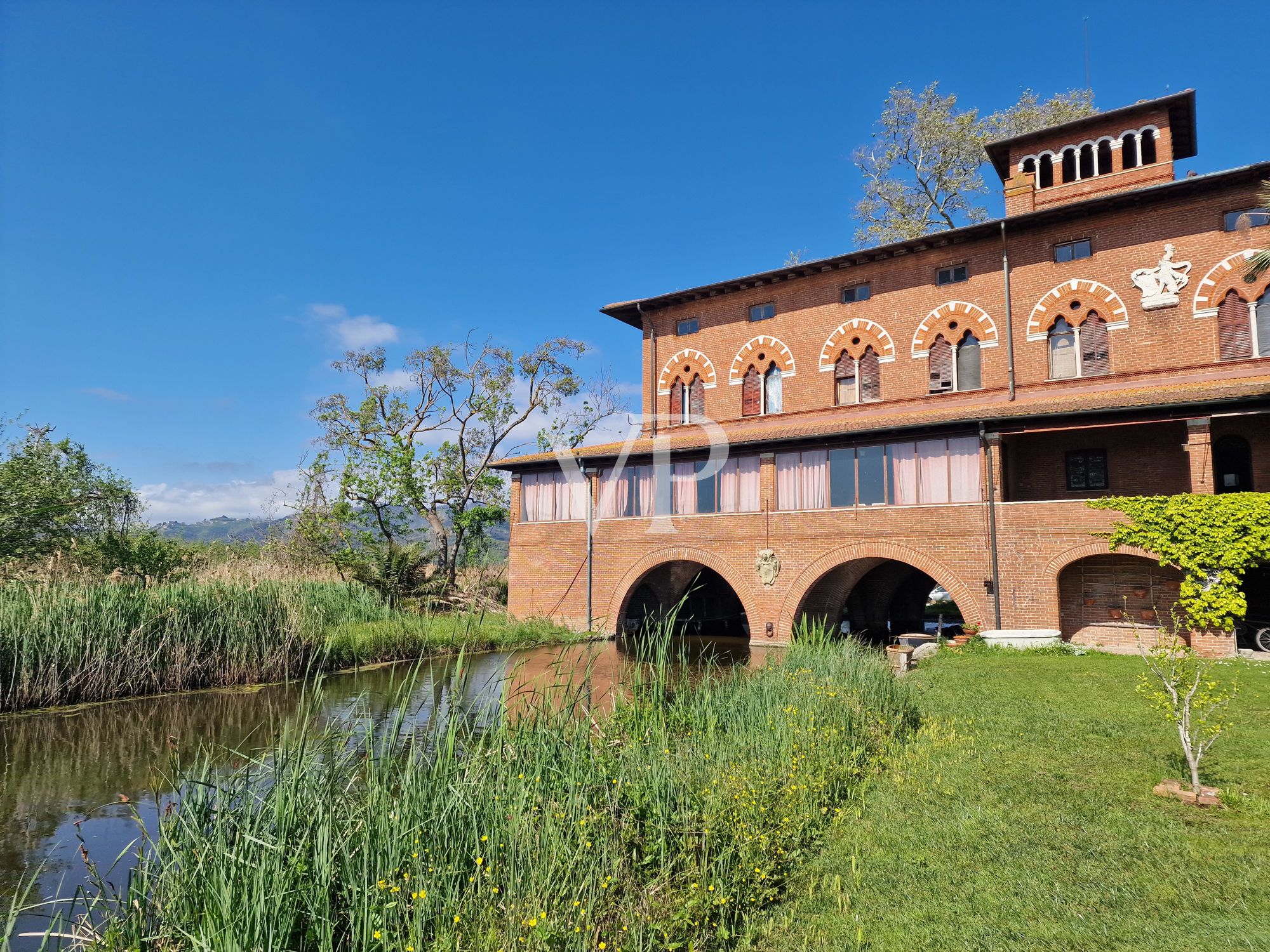 Villa storica con vari edifici annessi sul lago