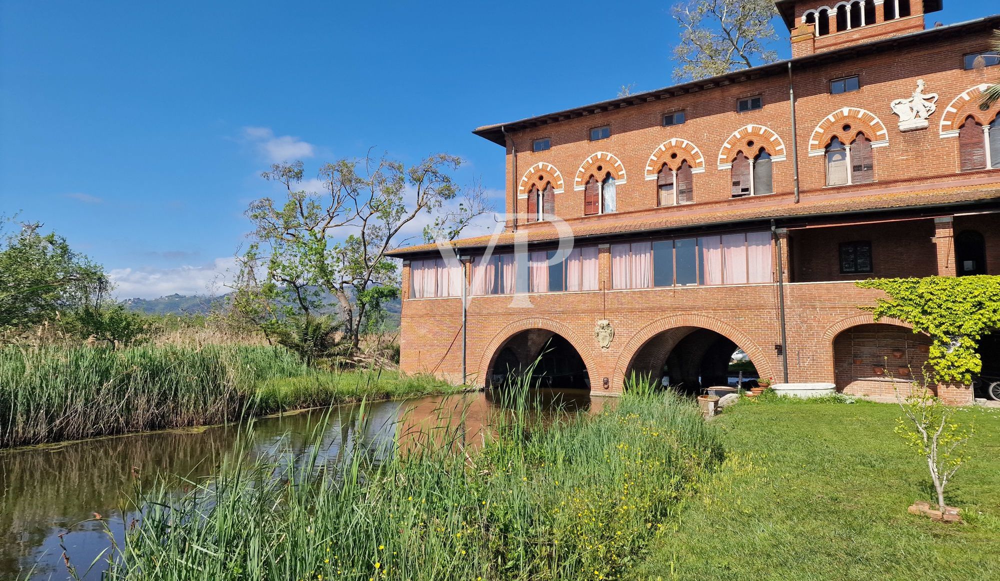 Historische Villa mit mehreren Nebengebäuden am See