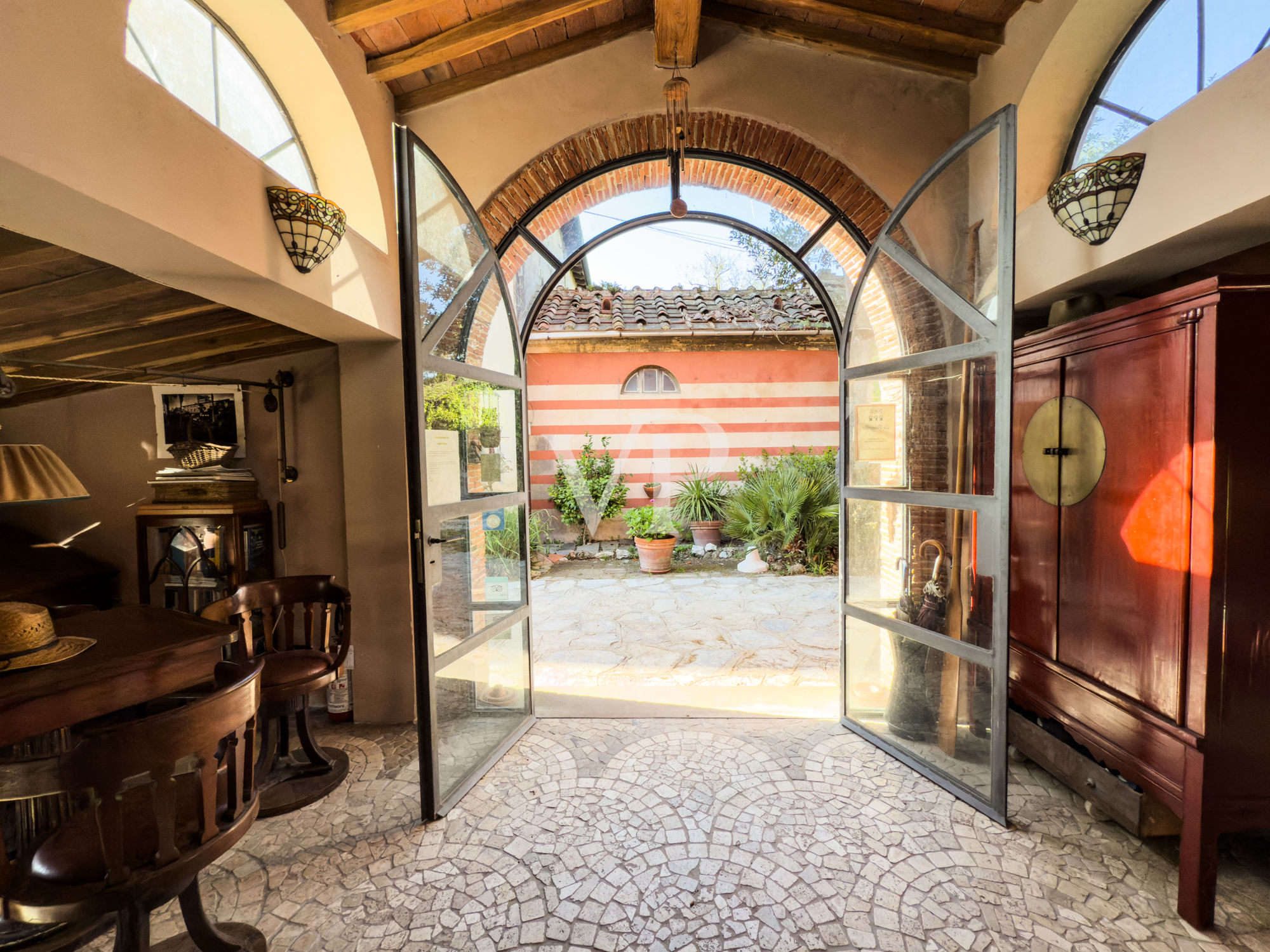 Villa storica con vari edifici annessi sul lago