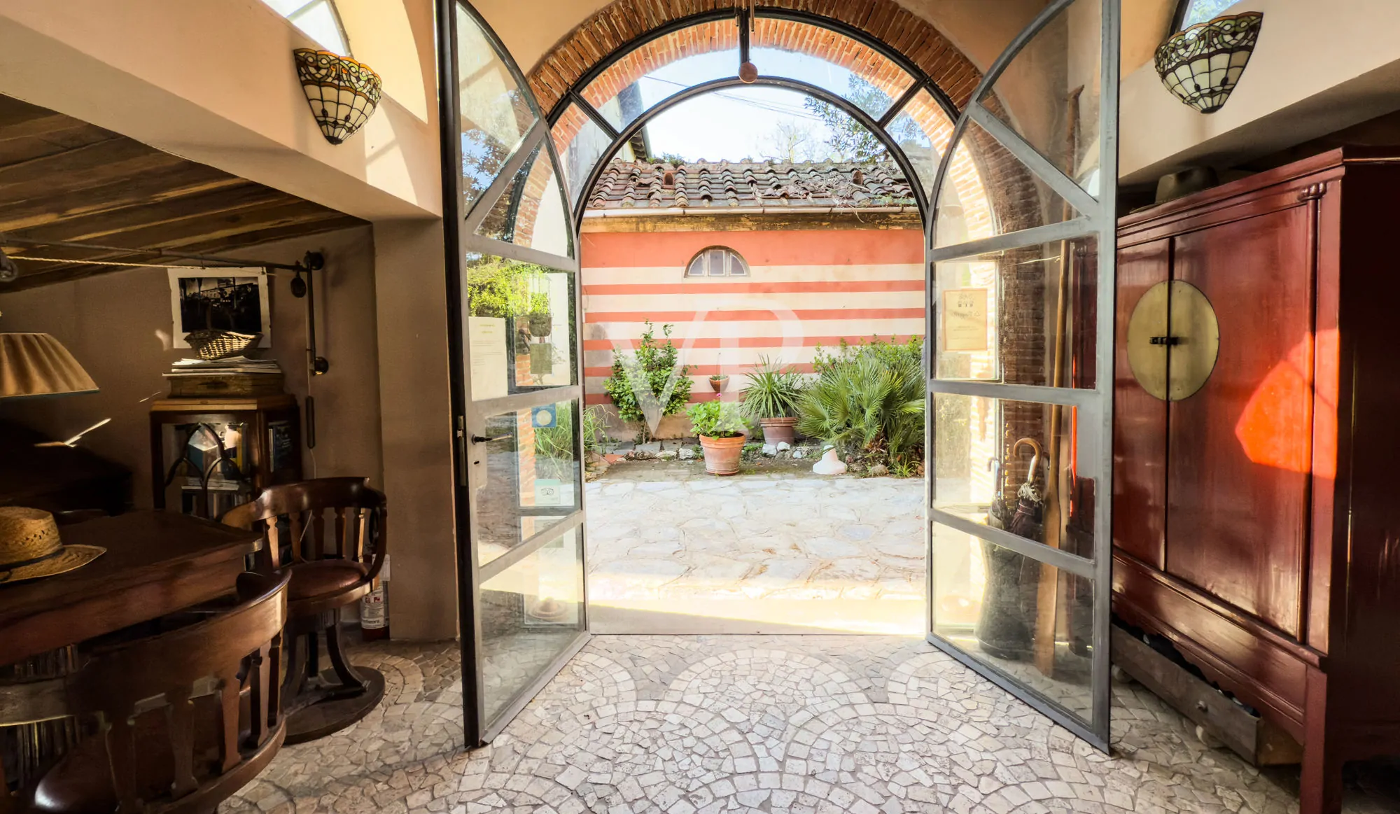 Villa storica con vari edifici annessi sul lago