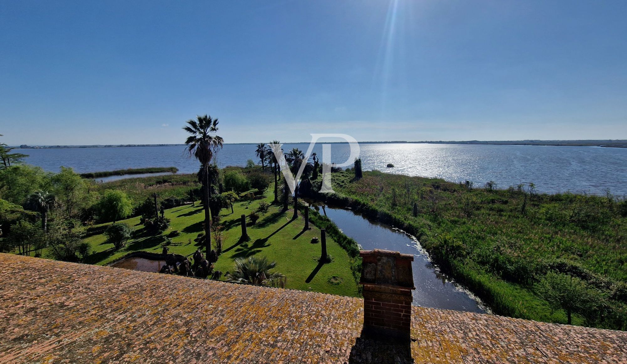 Historische Villa mit mehreren Nebengebäuden am See