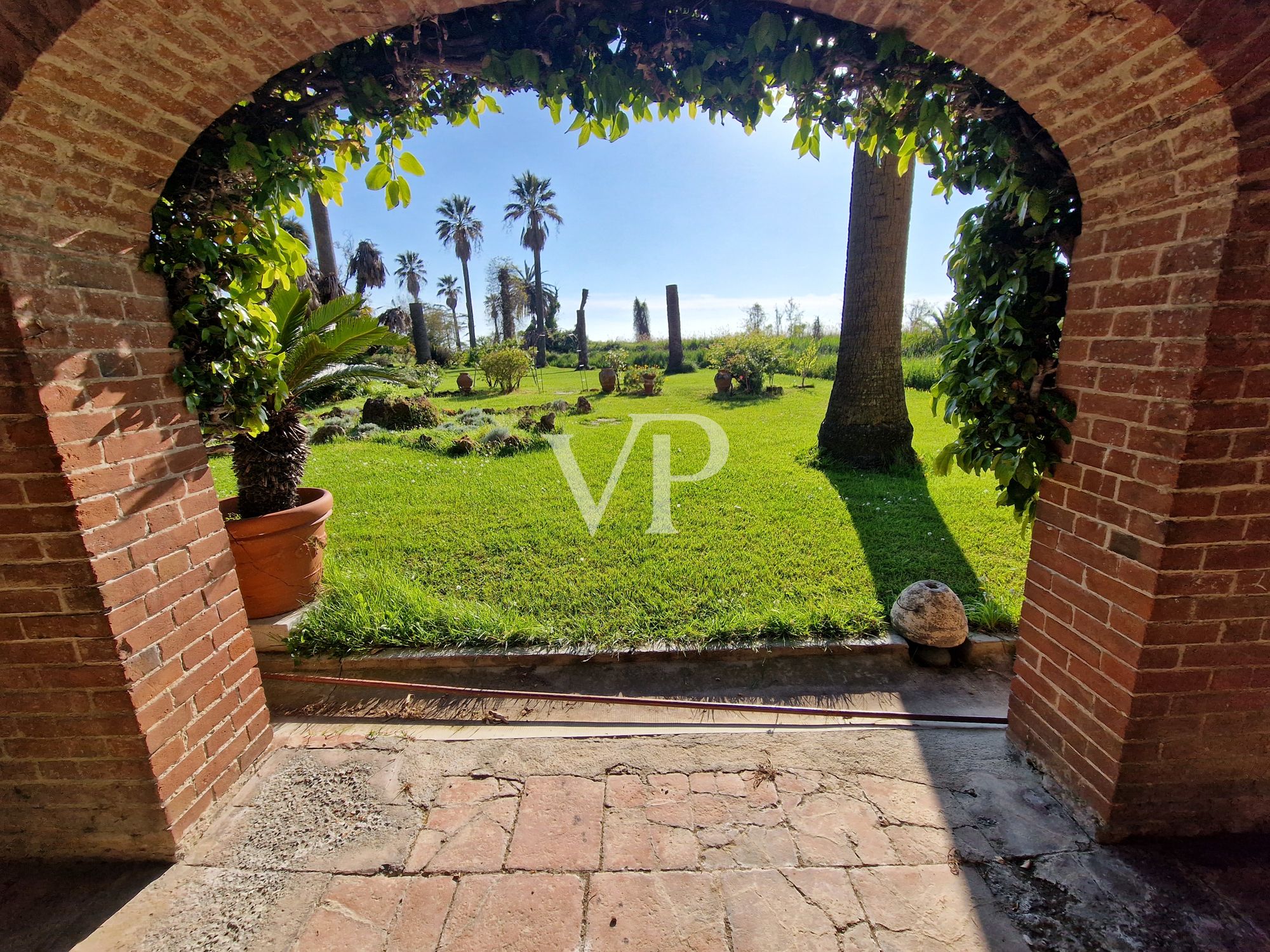 Villa storica con vari edifici annessi sul lago