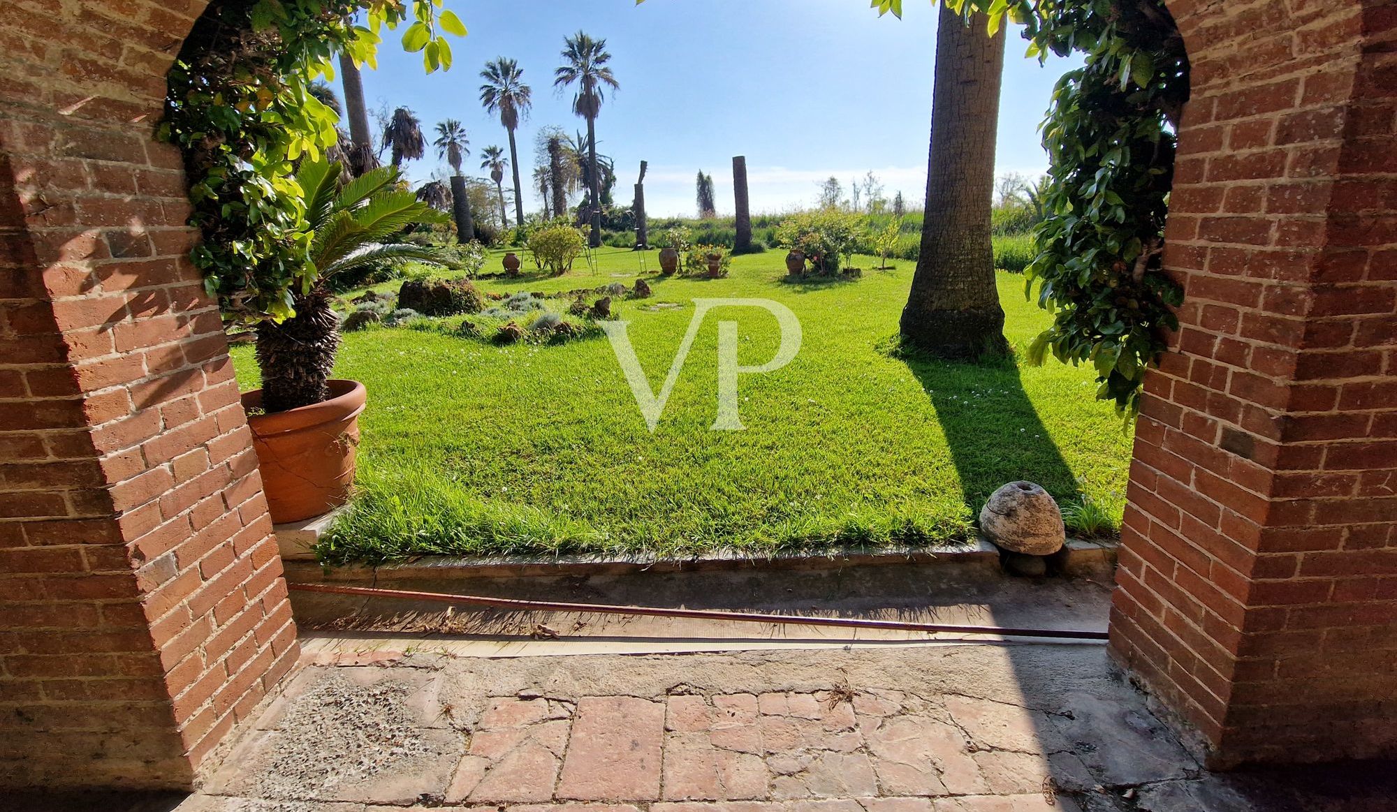 Historische Villa mit mehreren Nebengebäuden am See
