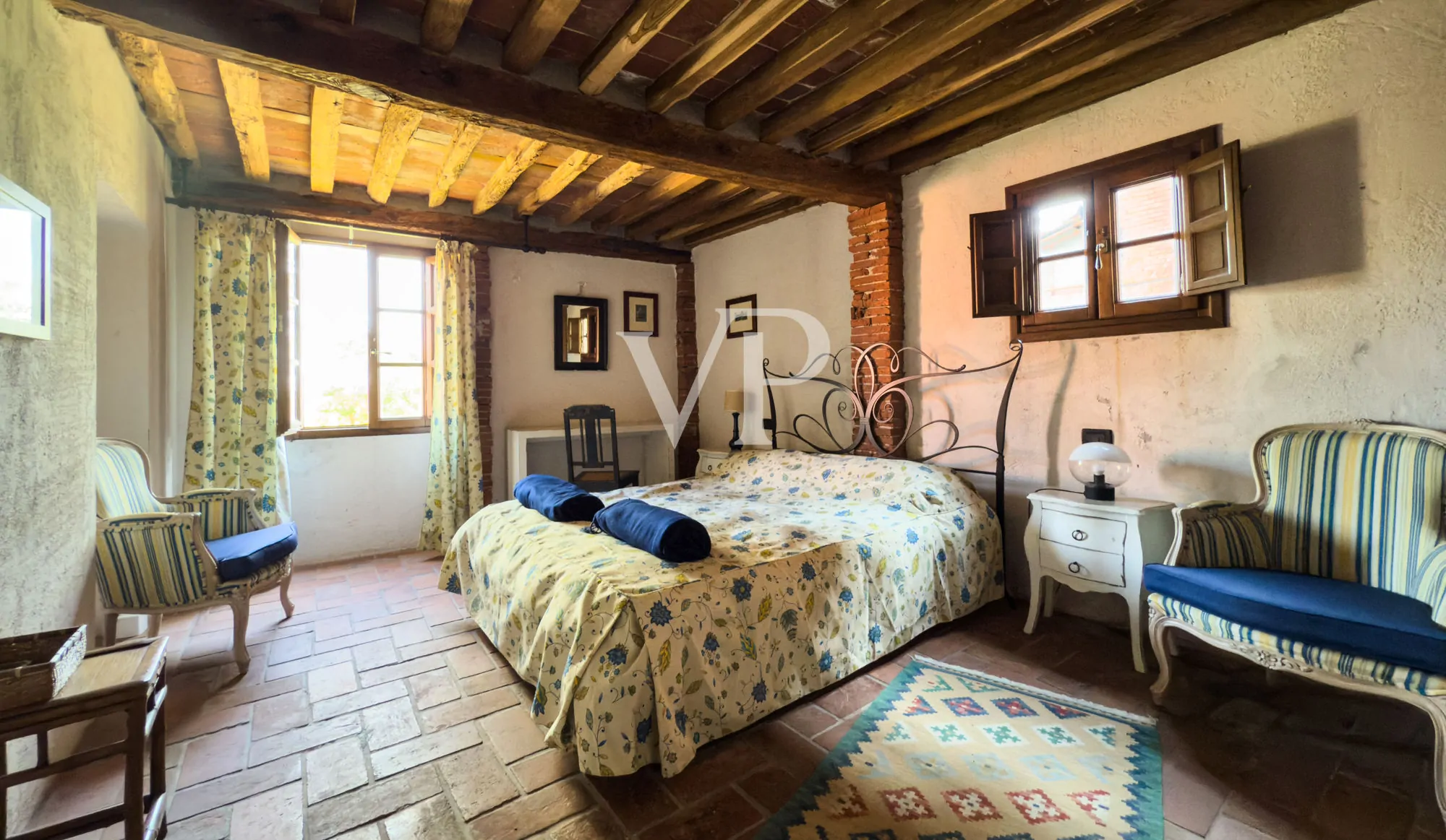 Villa storica con vari edifici annessi sul lago