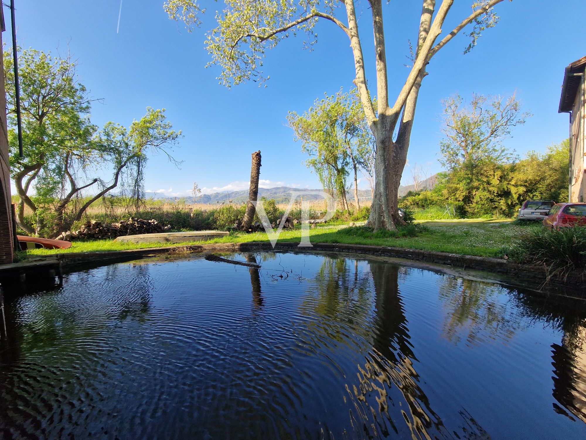 Villa storica con vari edifici annessi sul lago