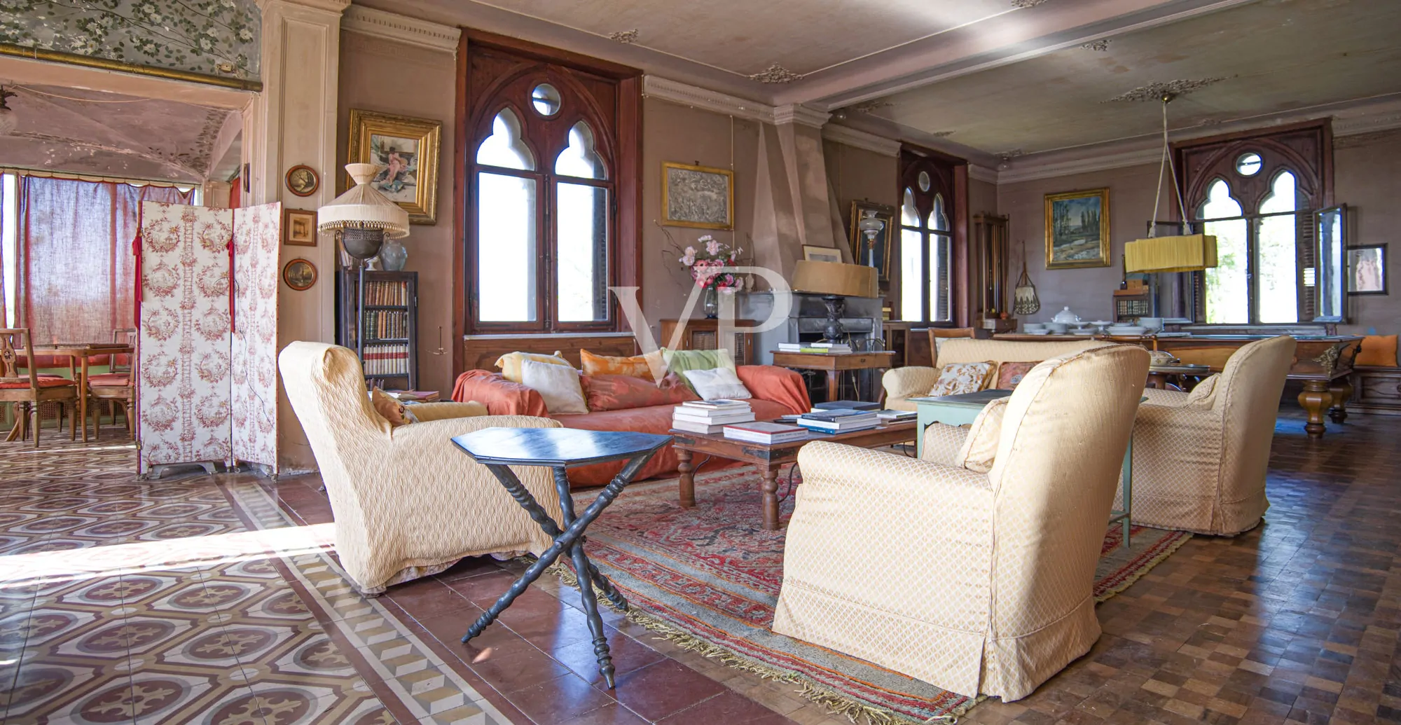 Villa storica con vari edifici annessi sul lago