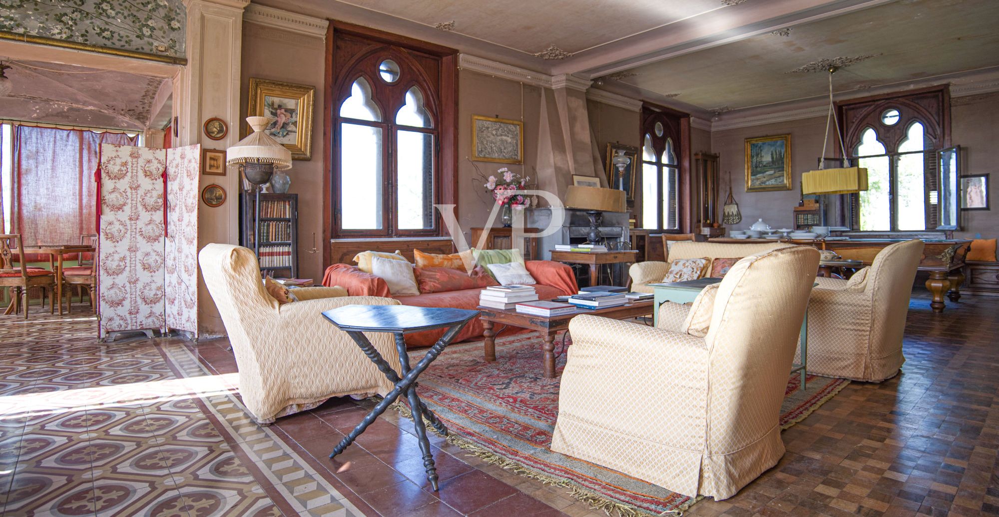 Historische Villa mit mehreren Nebengebäuden am See