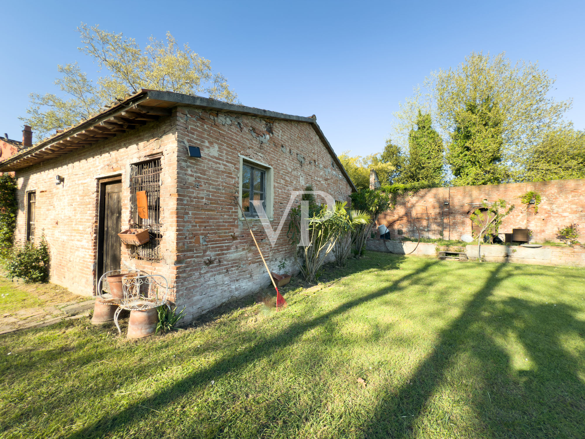 Villa storica con vari edifici annessi sul lago