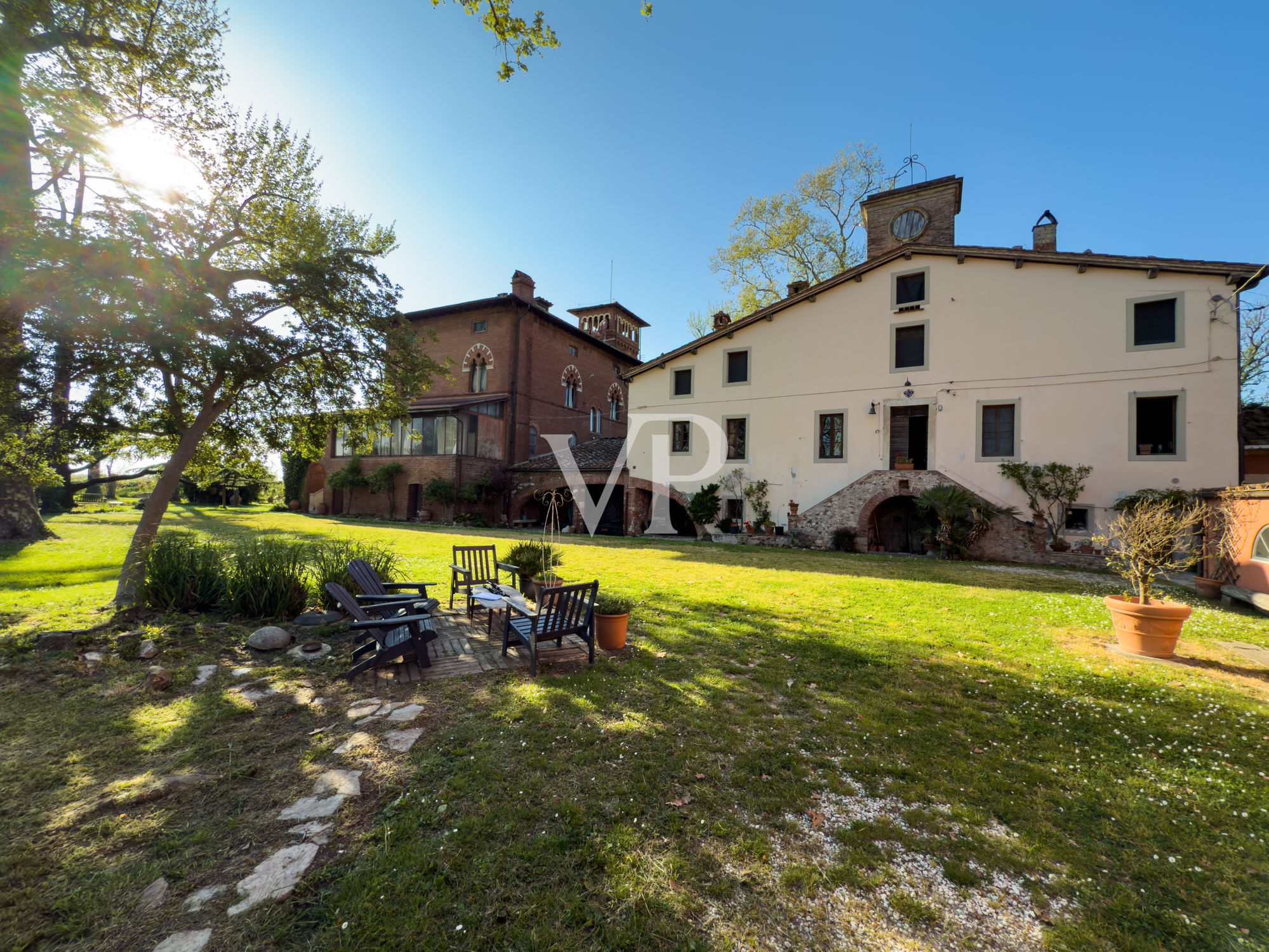 Villa storica con vari edifici annessi sul lago