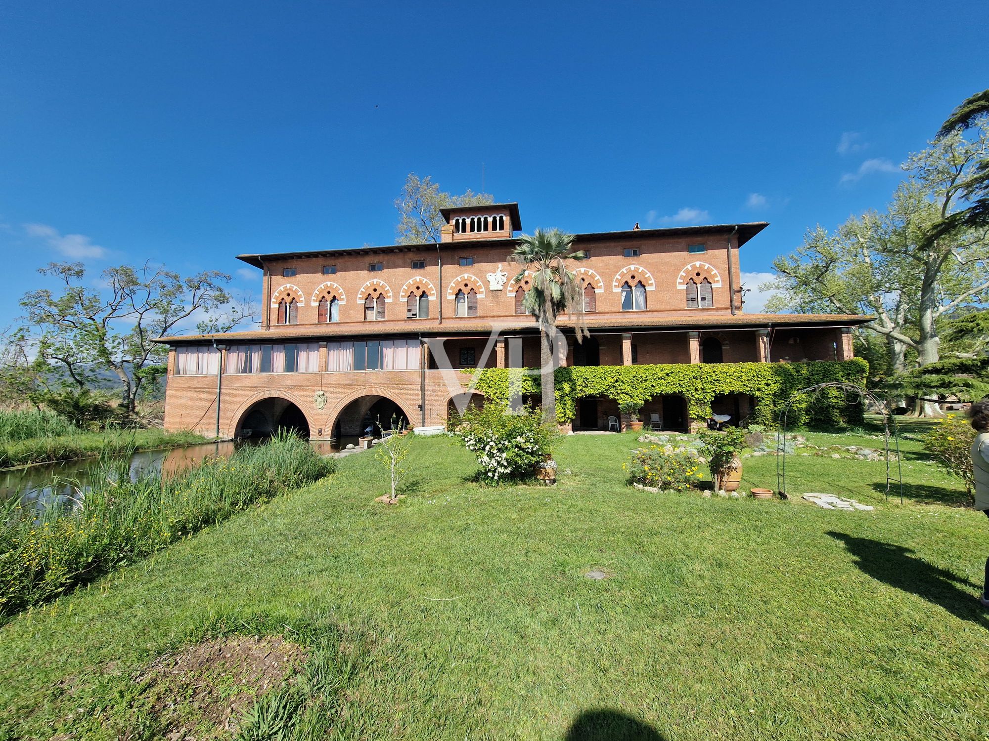 Villa storica con vari edifici annessi sul lago