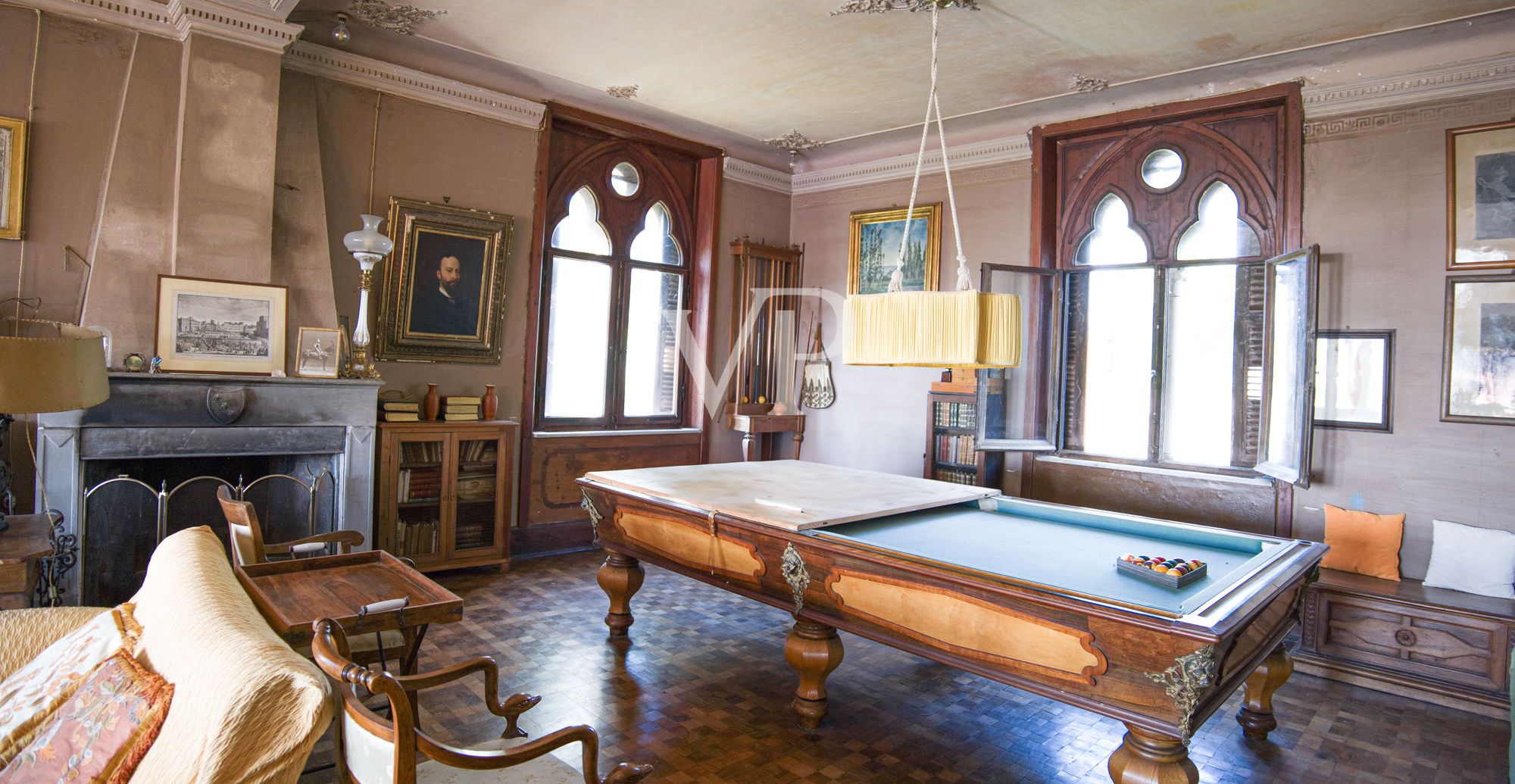 Historische Villa mit mehreren Nebengebäuden am See