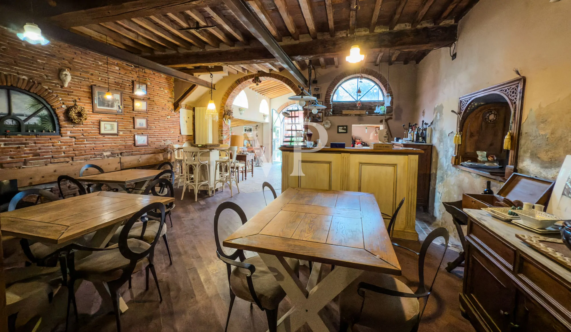 Villa storica con vari edifici annessi sul lago