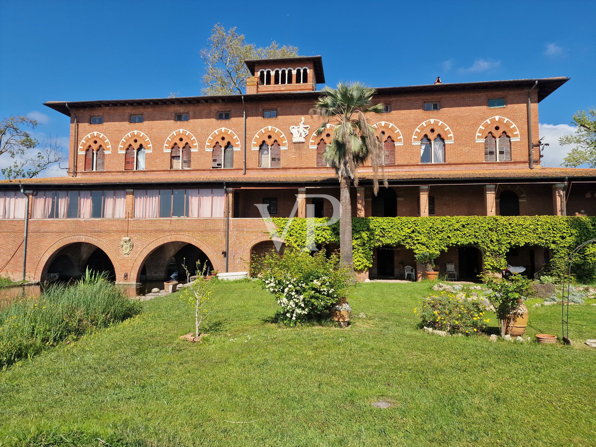 Villa storica con vari edifici annessi sul lago