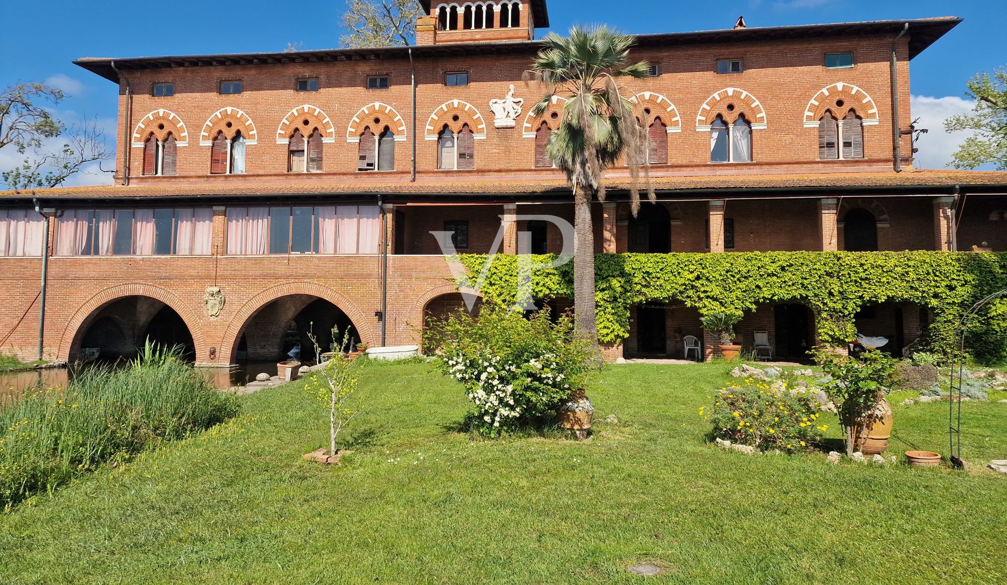 Historische Villa mit mehreren Nebengebäuden am See