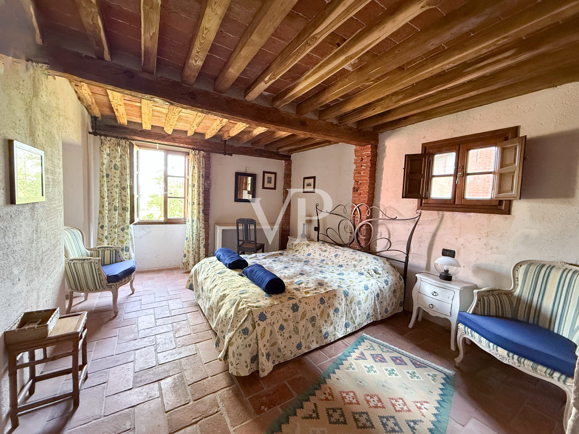Villa storica con vari edifici annessi sul lago