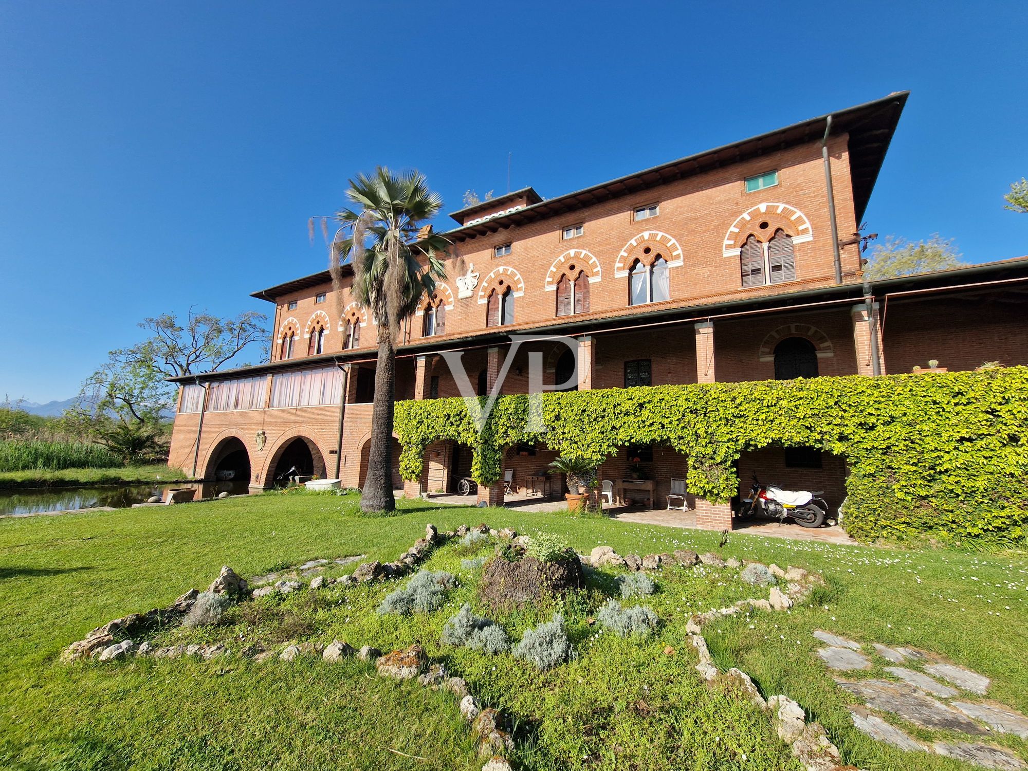 Villa storica con vari edifici annessi sul lago