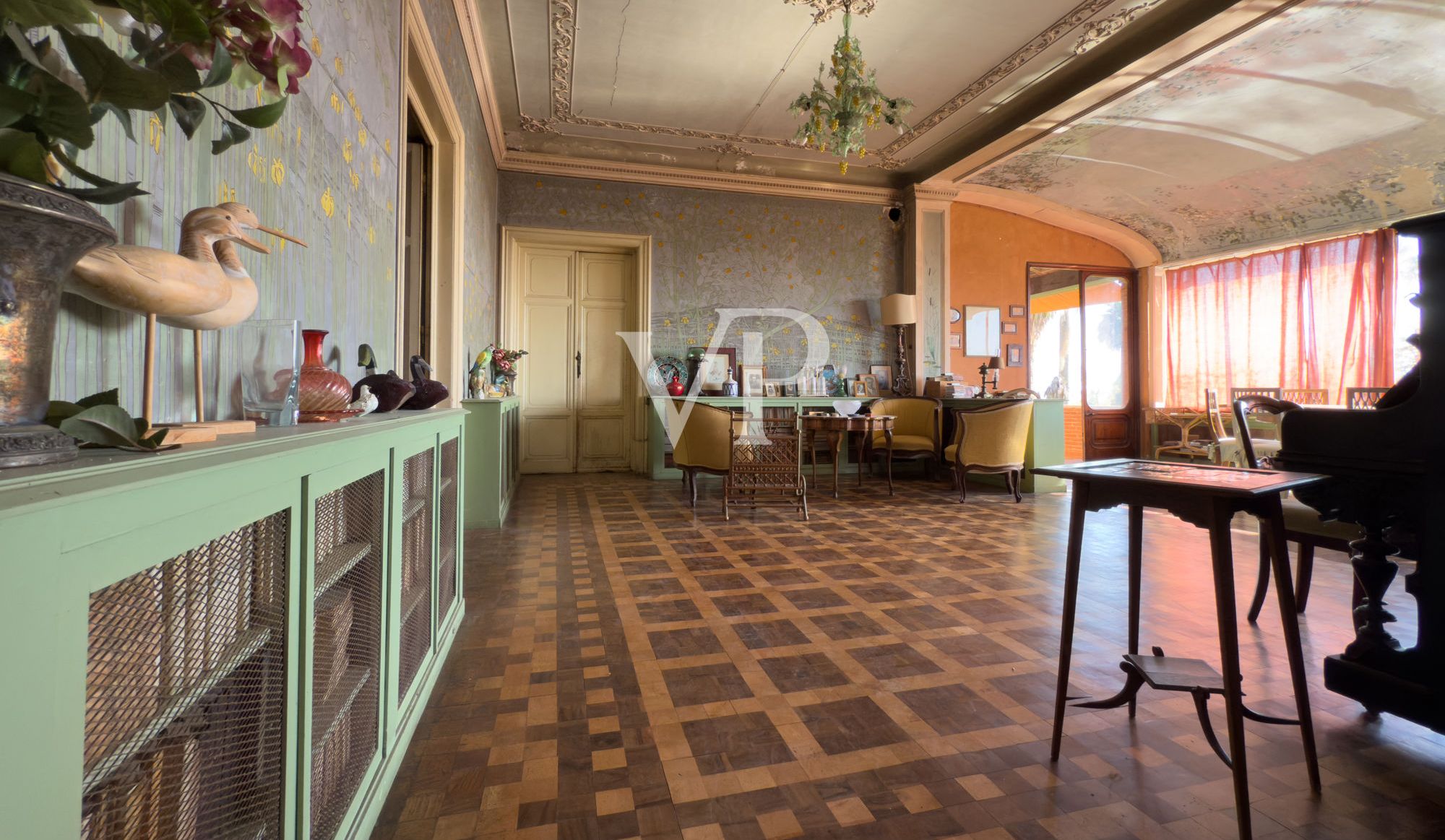Historische Villa mit mehreren Nebengebäuden am See