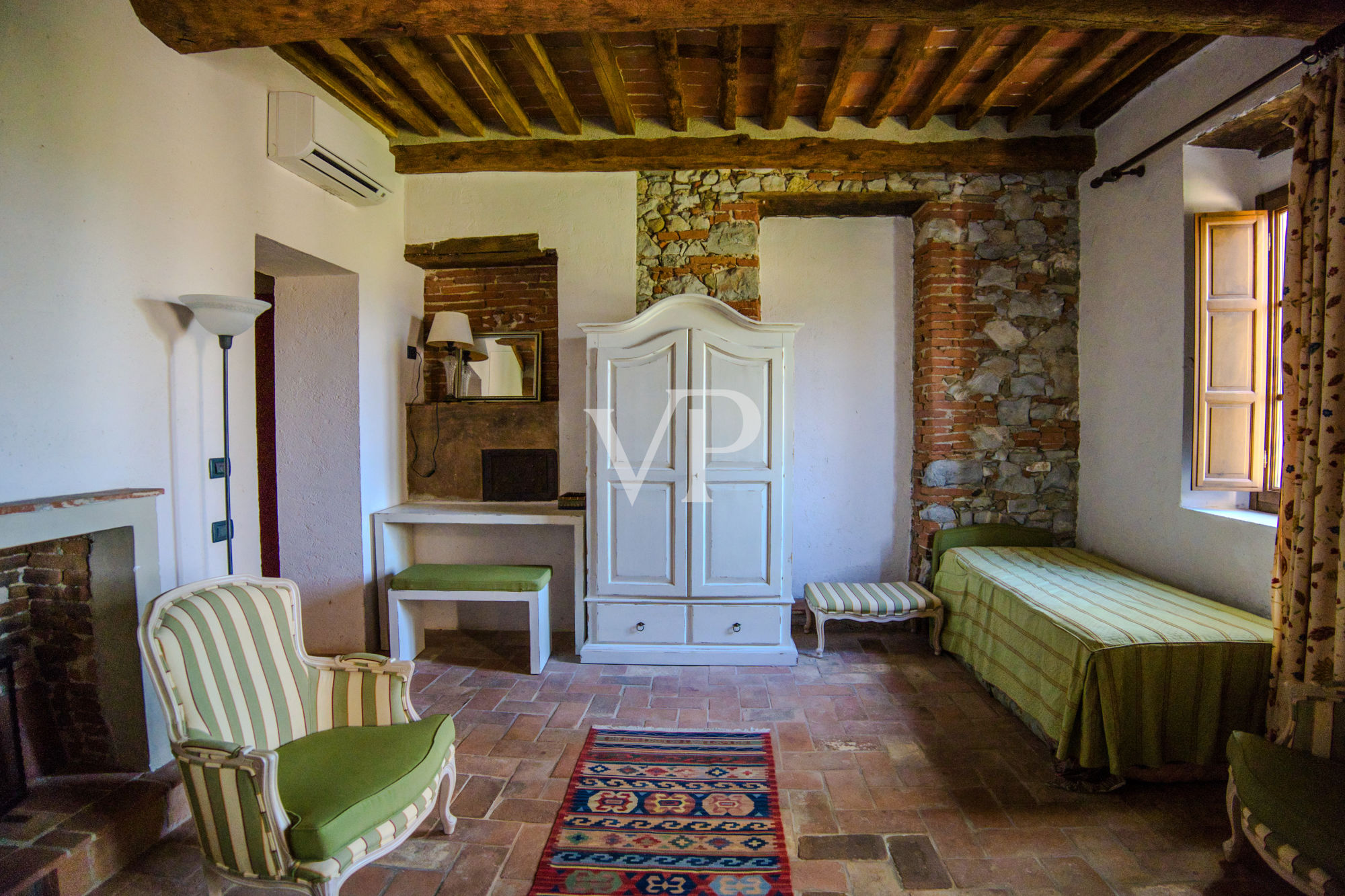 Villa storica con vari edifici annessi sul lago