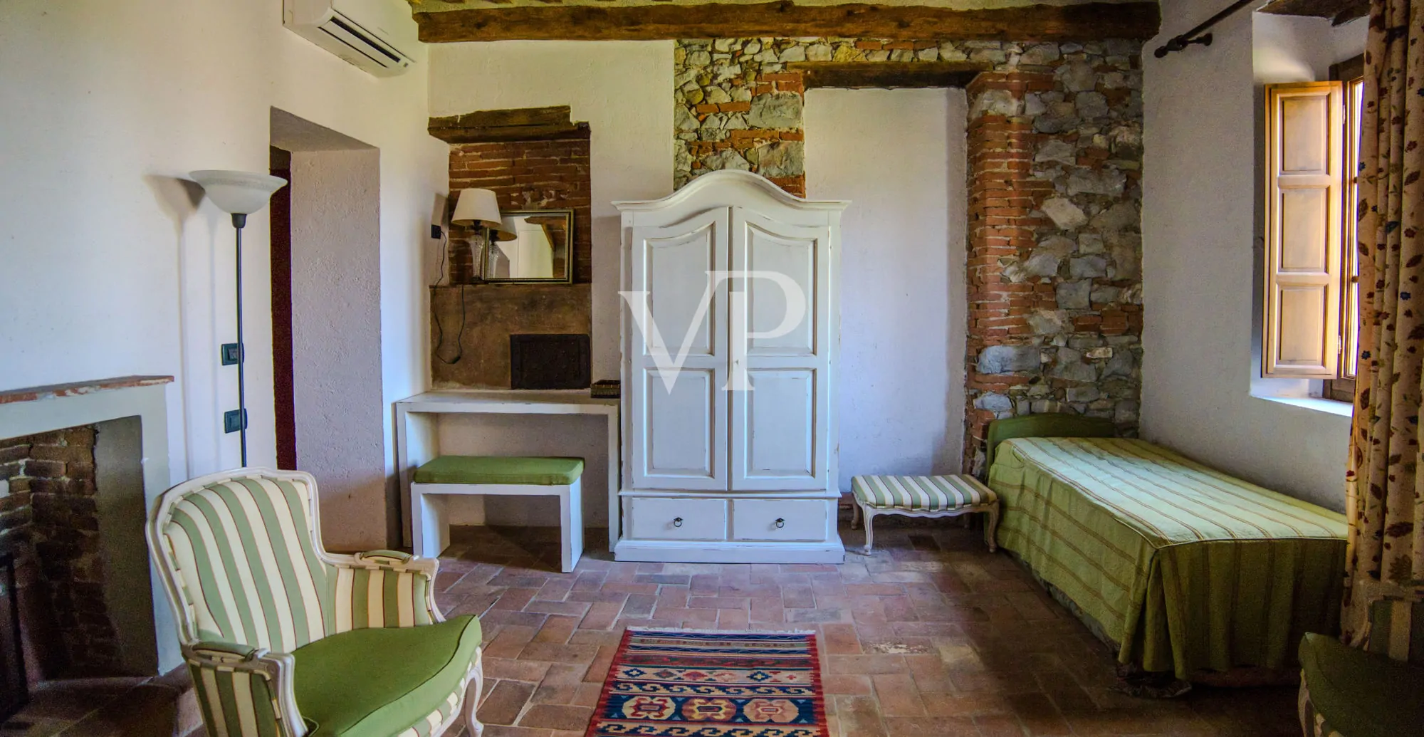 Villa storica con vari edifici annessi sul lago