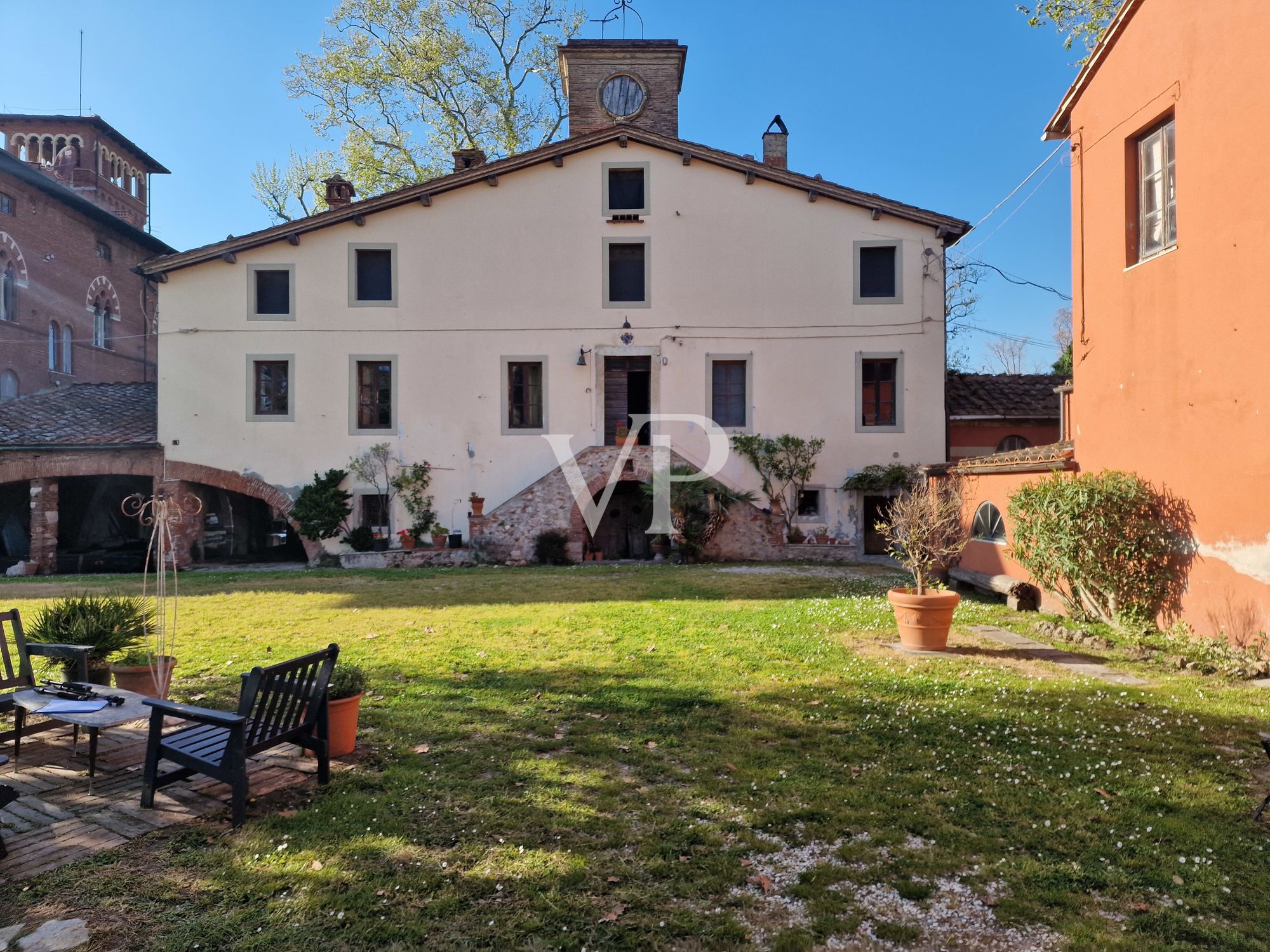 Villa storica con vari edifici annessi sul lago