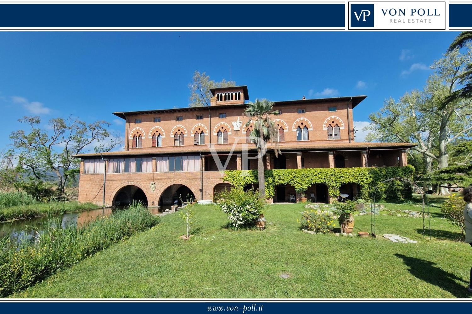 Villa storica con vari edifici annessi sul lago